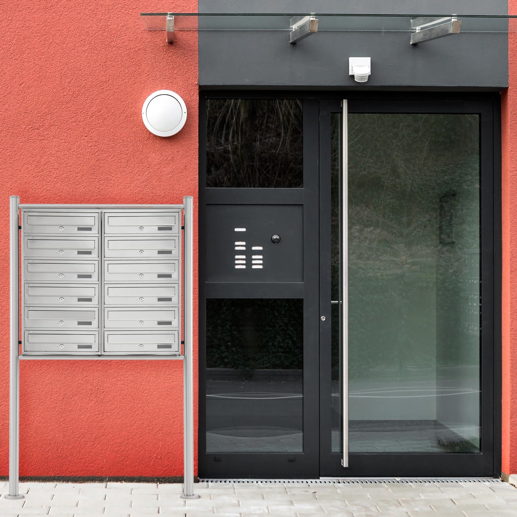 Moderne Eingangstür mit Briefkästen an der Wand.