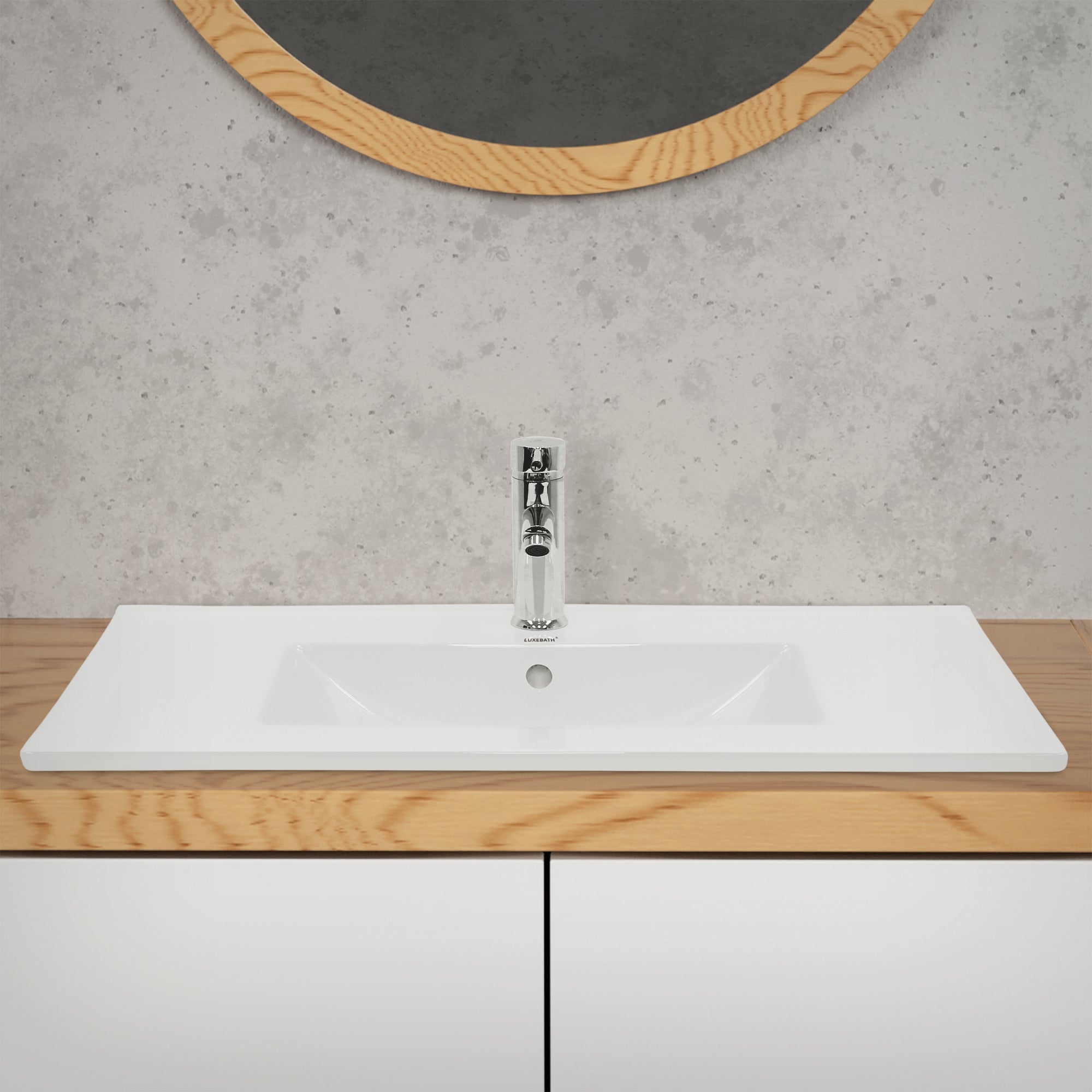 Een wastafel met een moderne kraan op een houten oppervlak.