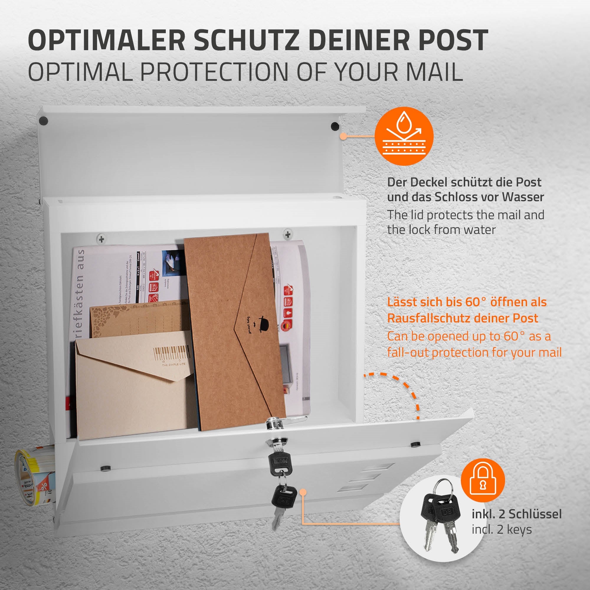 Offener Briefkasten mit Post und zwei Schlüsseln, Deckel schützt vor Wasser.