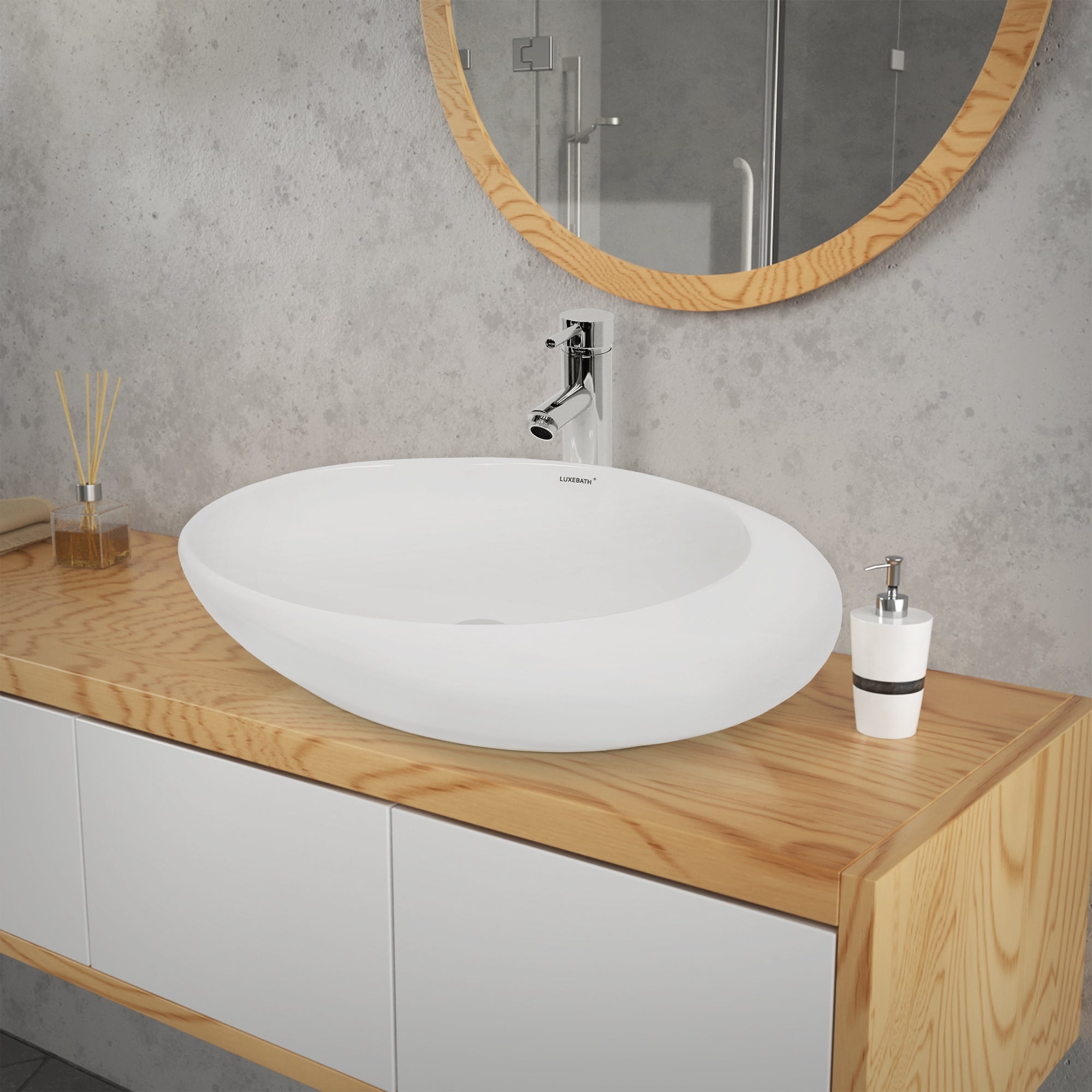 Ovales Waschbecken auf einem Holzregal in einem modernen Badezimmer.