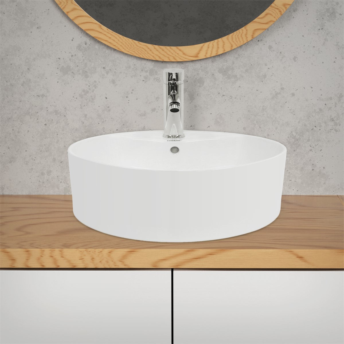 Rundes Waschbecken auf einem Holzregal vor einer Wand.