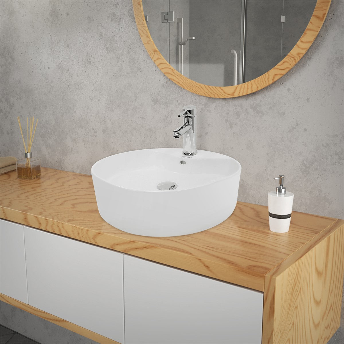 Rundes, weißes Waschbecken auf einem Holzwaschtisch mit Seifenspender.