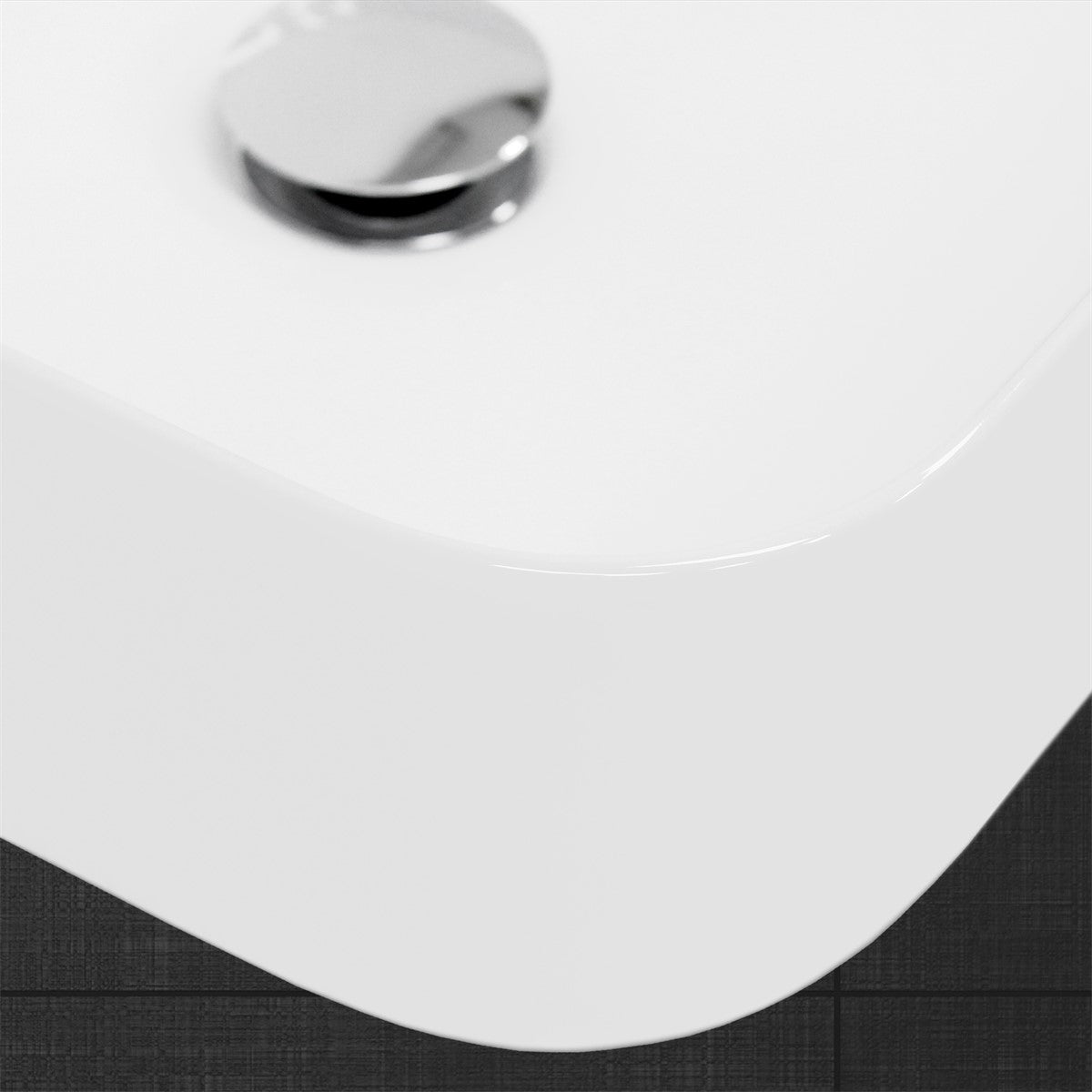 Detailaufnahme der Kante einer weißen Badewanne.