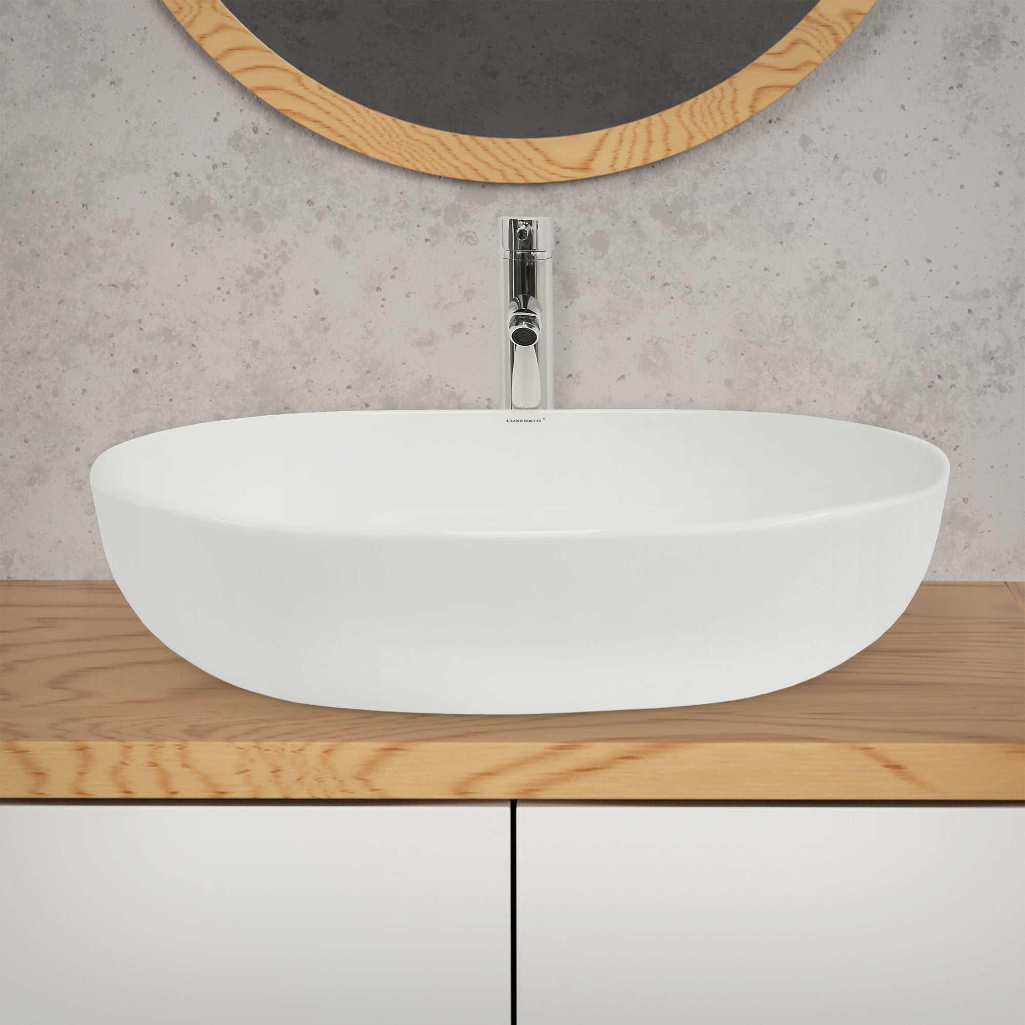 Weißes Waschbecken auf einem Holzregal mit Spiegel im Hintergrund.
