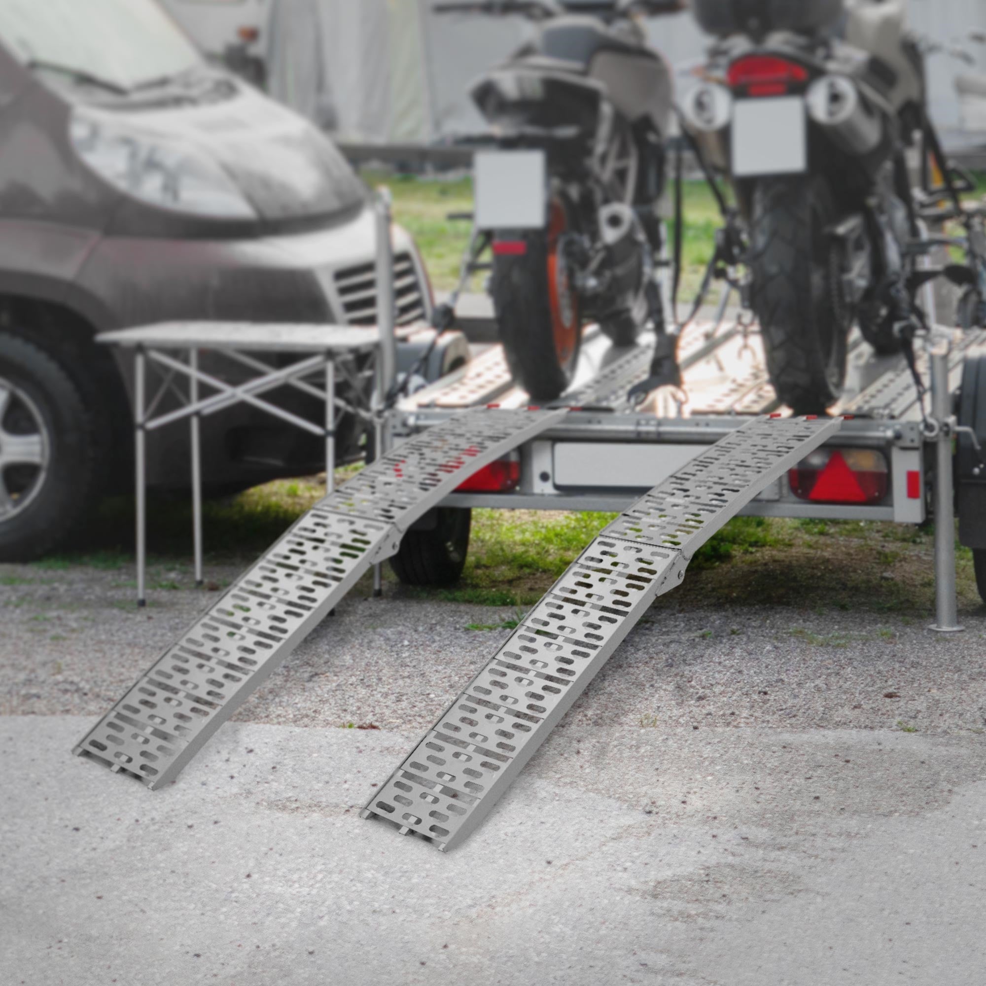 Twee motorfietsen op een aanhanger met twee rampen.