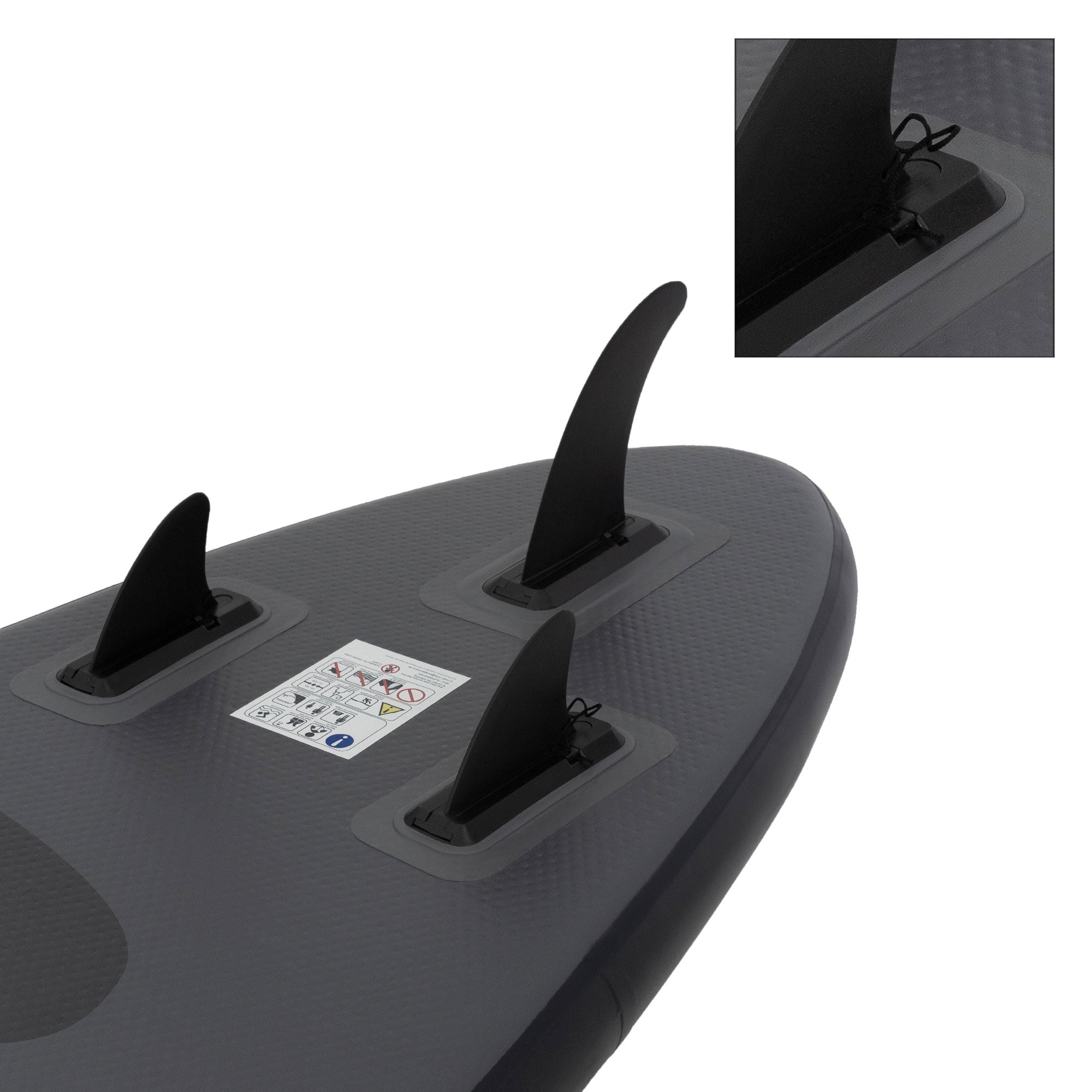 Detailaufnahme der Finnen und des Aufklebers auf einem Stand-Up-Paddle-Board.