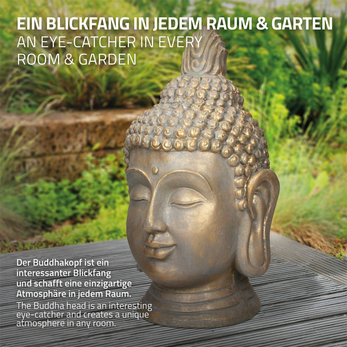 Buddha-Kopf aus Polyresin mit goldfarbener Oberfläche im Garten.