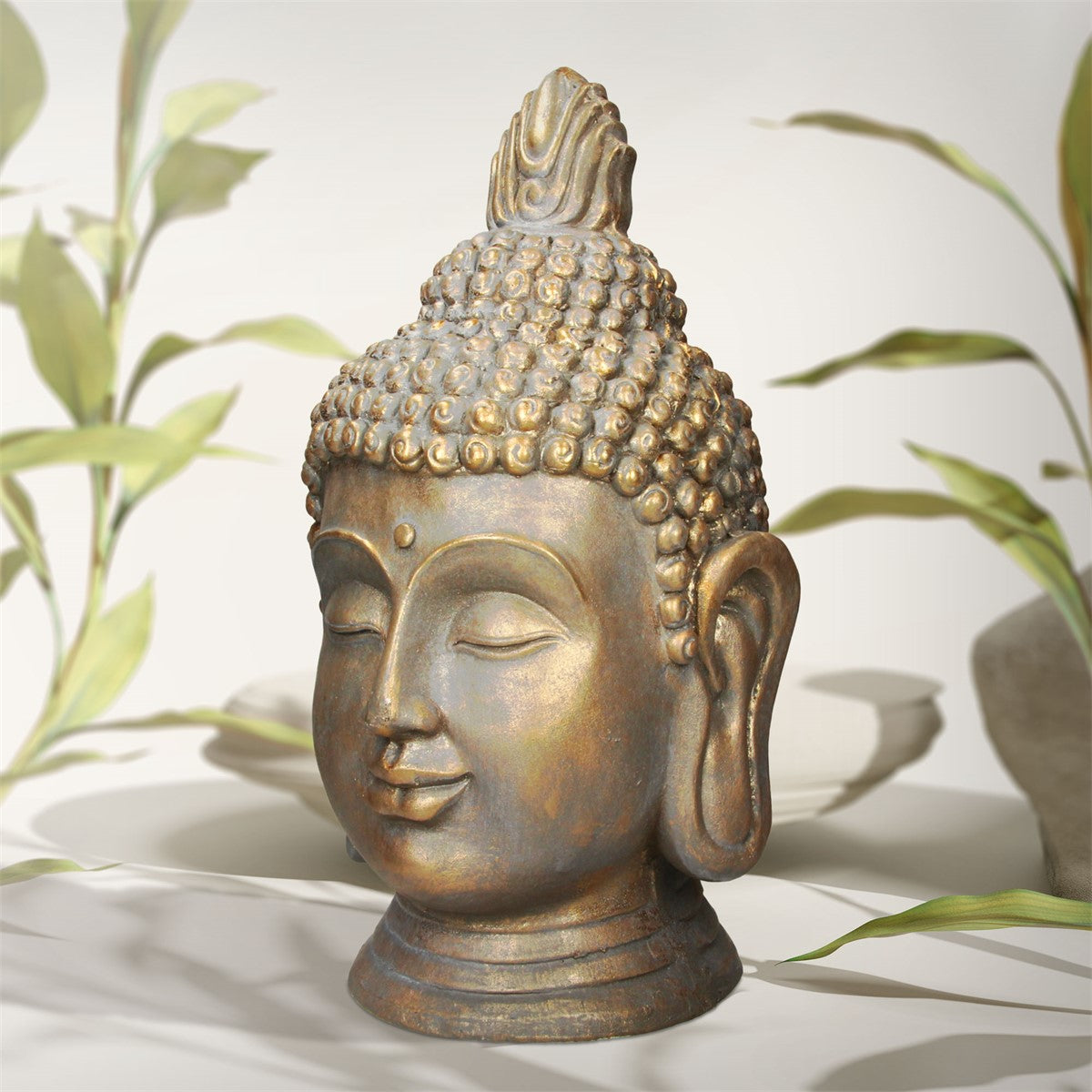 Buddha-Kopf aus Bronze mit geschlossenen Augen und detaillierter Frisur.