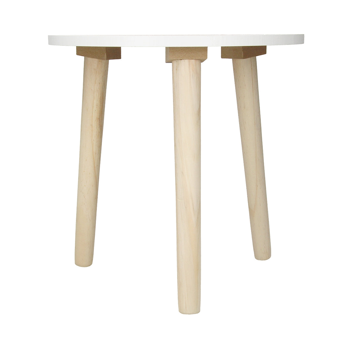 Runder Tisch mit drei Holzbeinen und weißer Tischplatte.