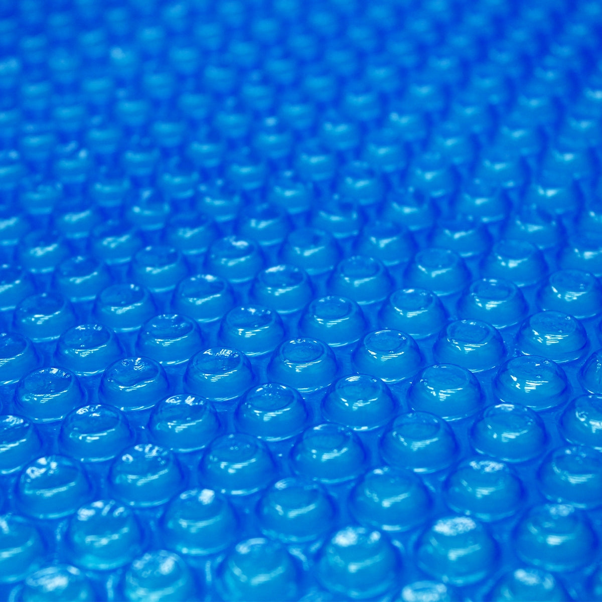 Nahaufnahme einer blauen, strukturierten Oberfläche mit vielen kleinen, runden Erhebungen.