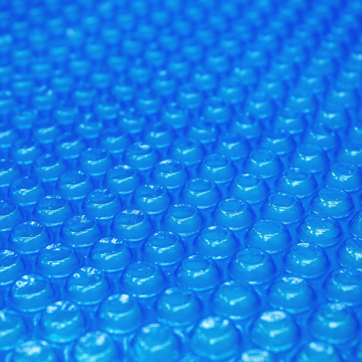 Nahaufnahme einer blauen, strukturierten Oberfläche mit vielen kleinen, runden Erhebungen.