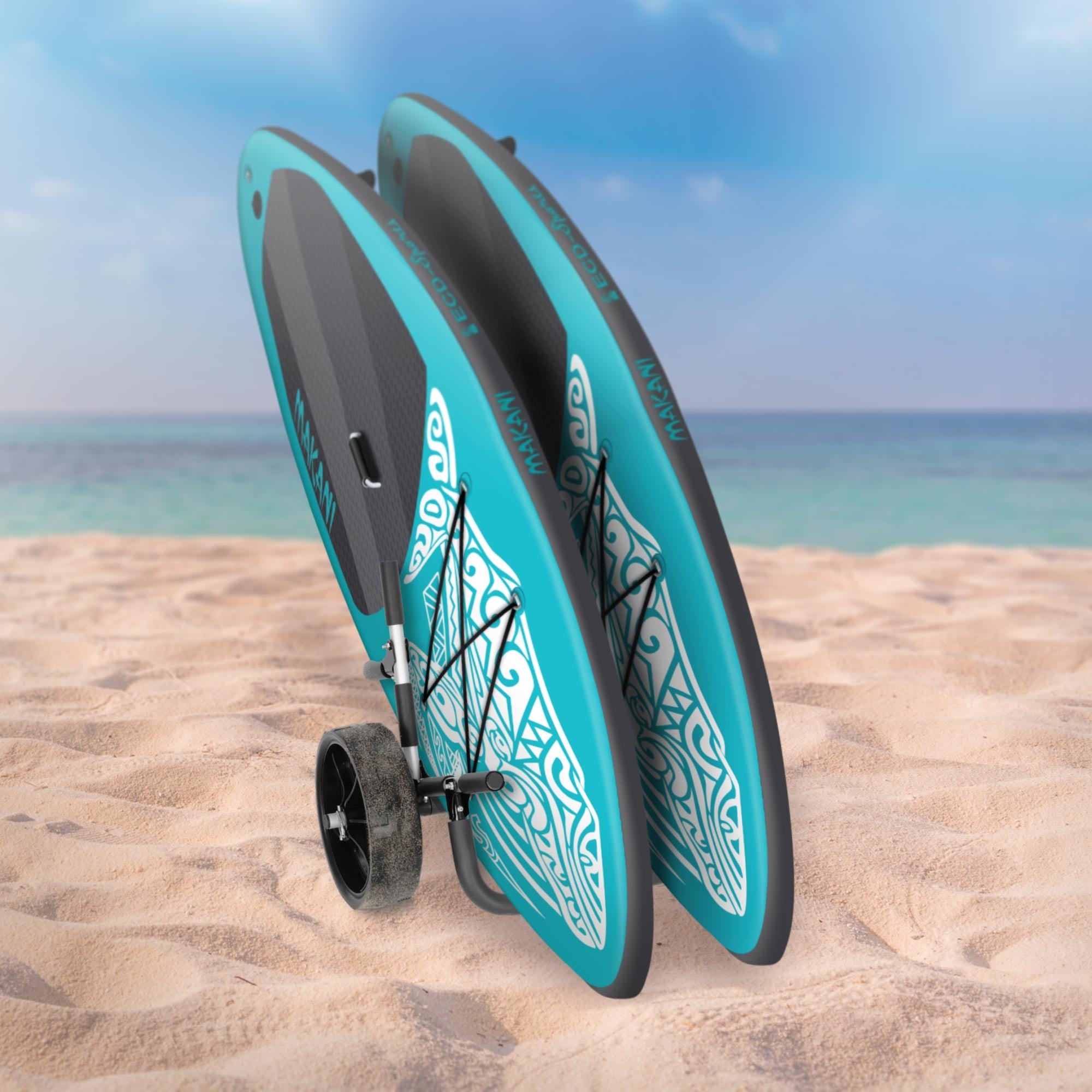 Zwei aufrecht stehende Surfbretter am Strand, im Hintergrund das Meer.