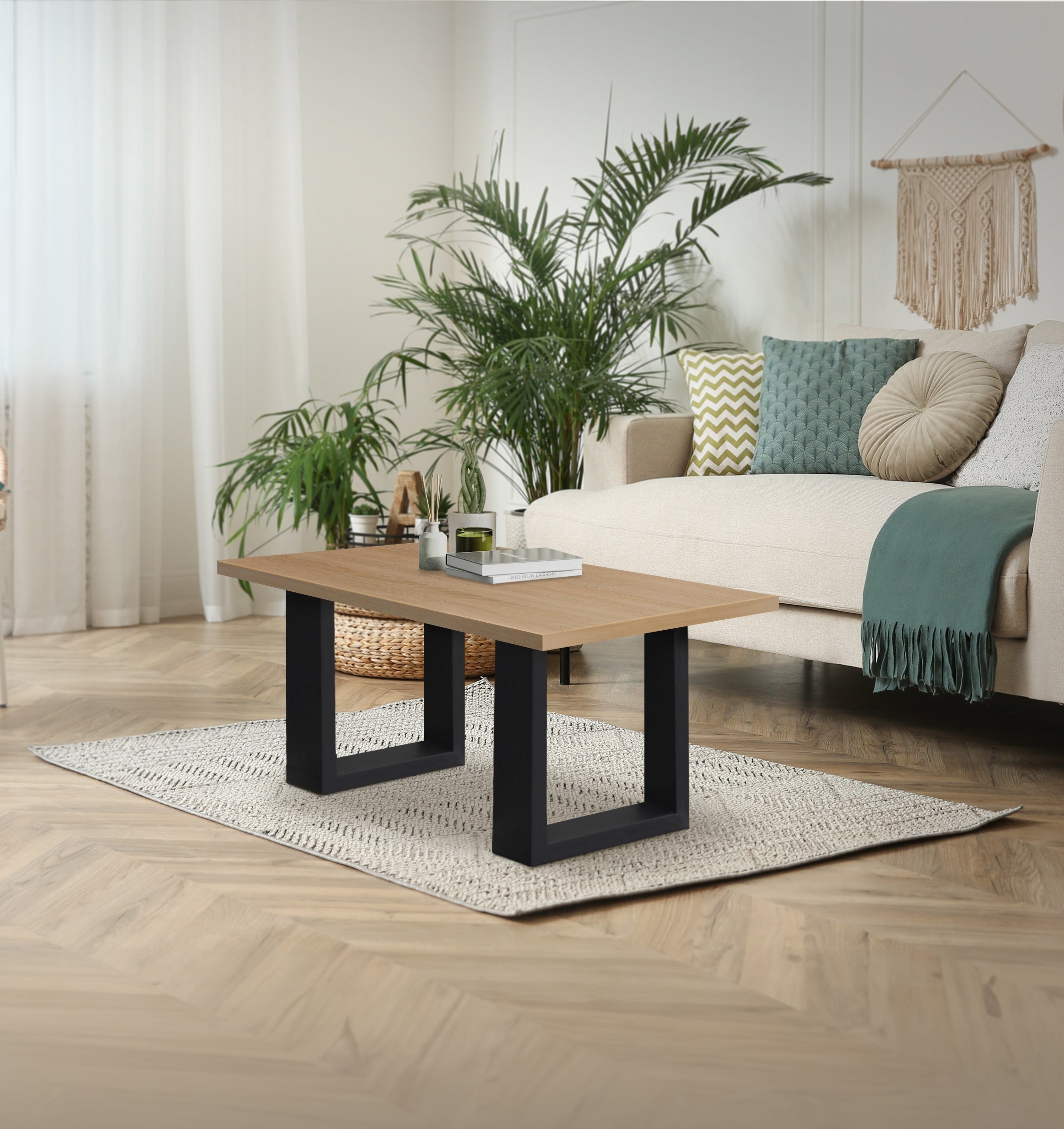 Holztisch mit schwarzem Gestell in einem Wohnzimmer.