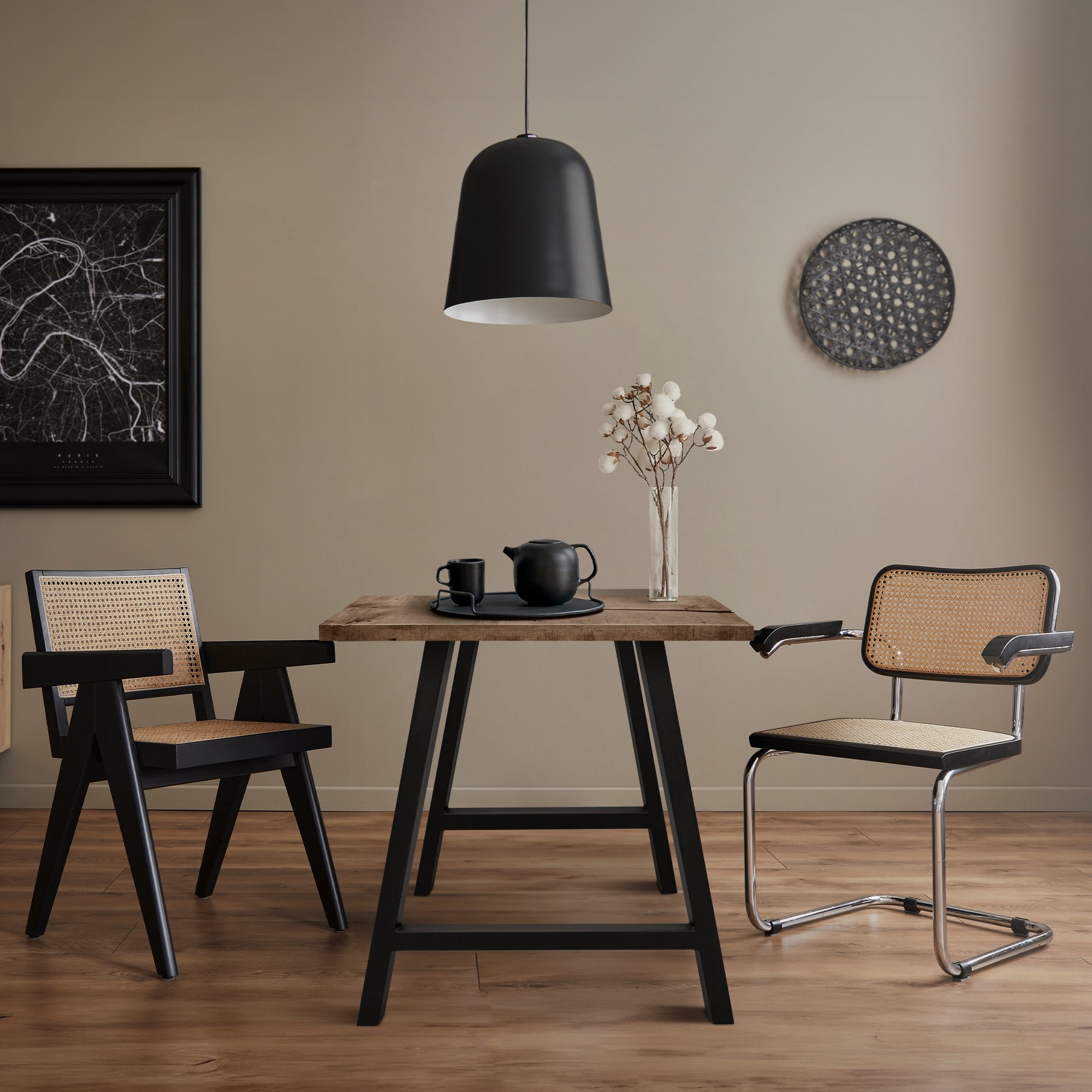 Esszimmer mit Tisch, Stühlen und einer Lampe.