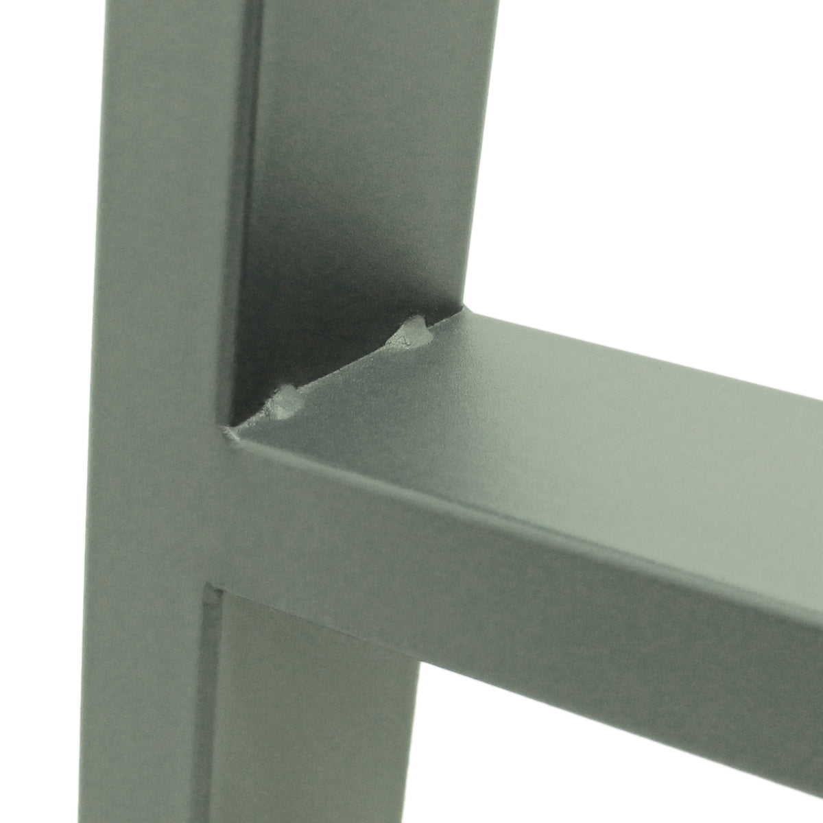 Detailaufnahme eines grauen Metallbeins mit einer Verbindung an der Ecke.