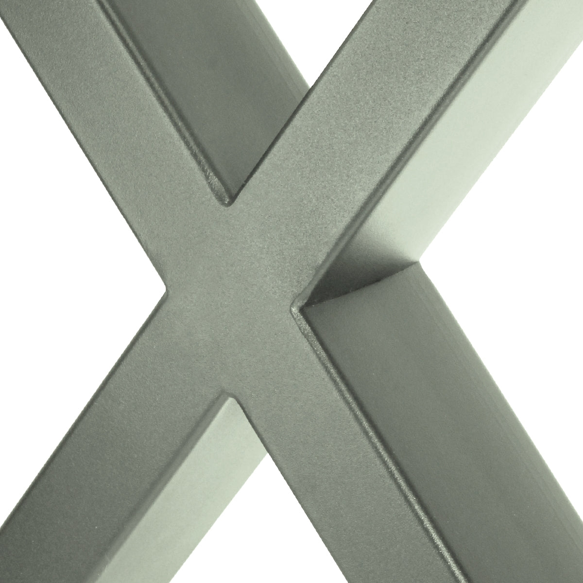 Detailaufnahme eines grauen Metallgestells in X-Form.