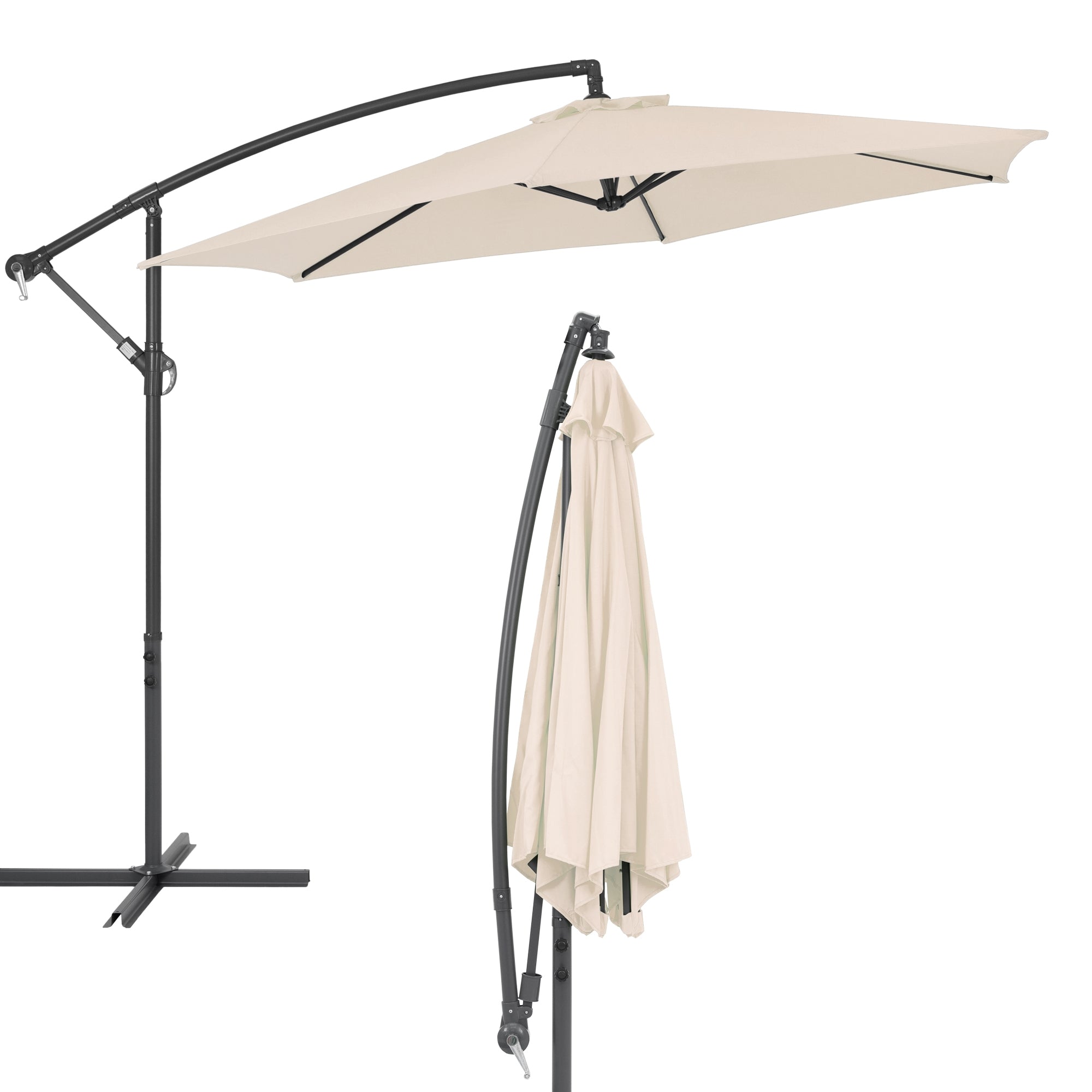 Sonnenschirm in hellem Beige, auf einem Gestell montiert.