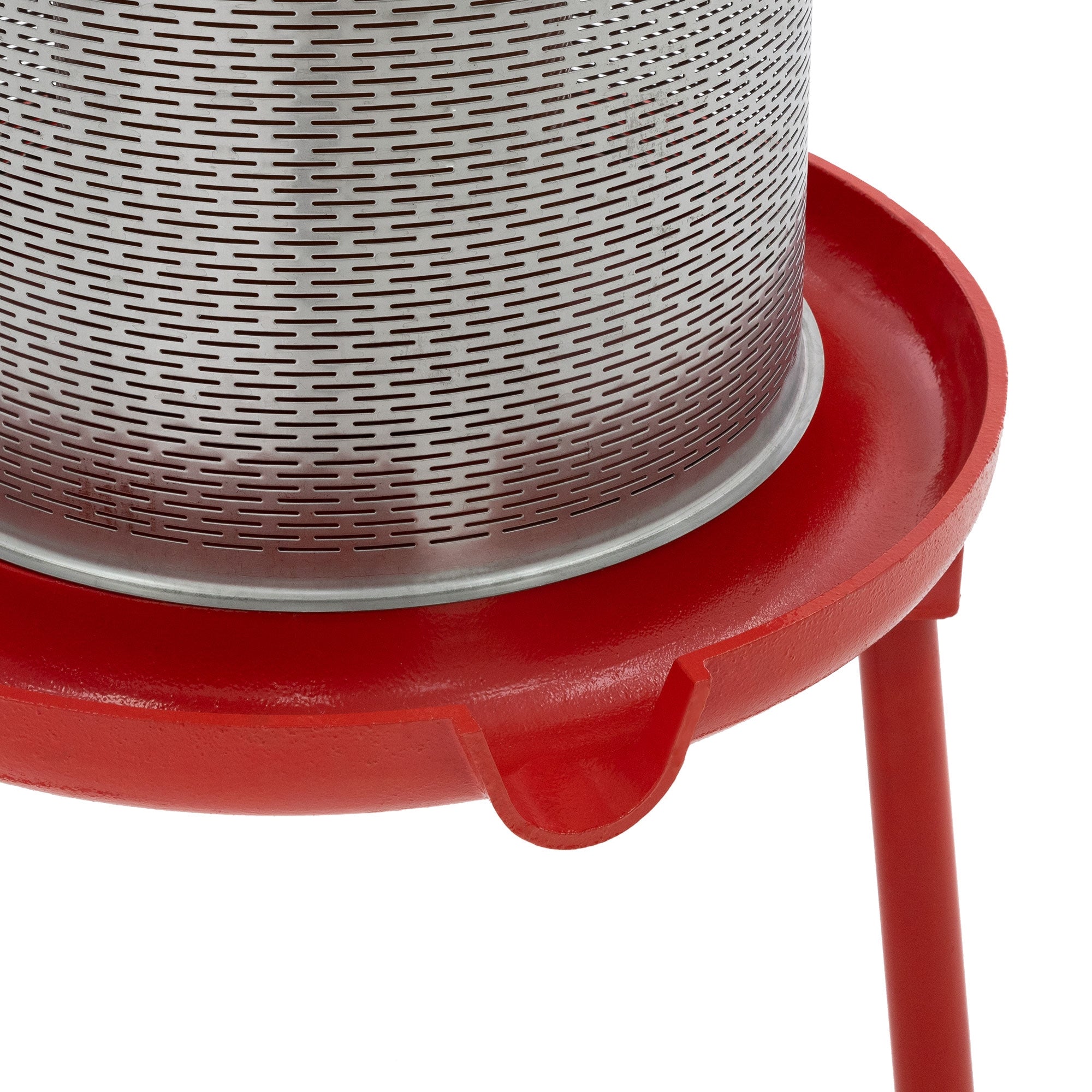 Detailaufnahme des roten Ölfilters mit Metallgitter und Standbeinen.