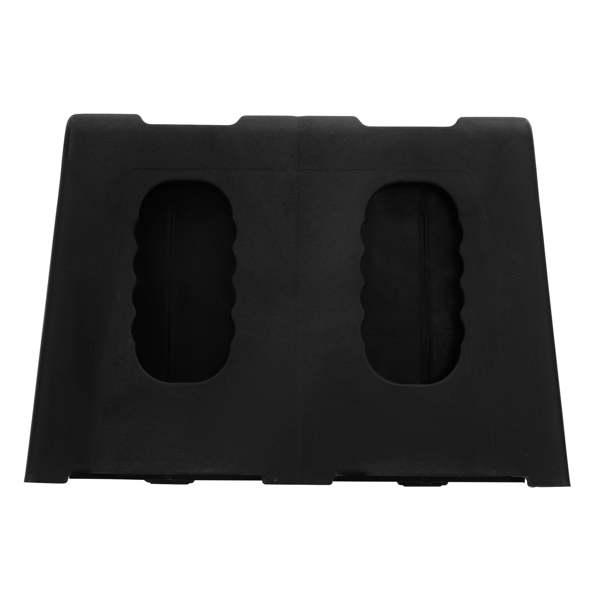 Eine schwarze Gummiwagenrampe auf weißem Hintergrund.
