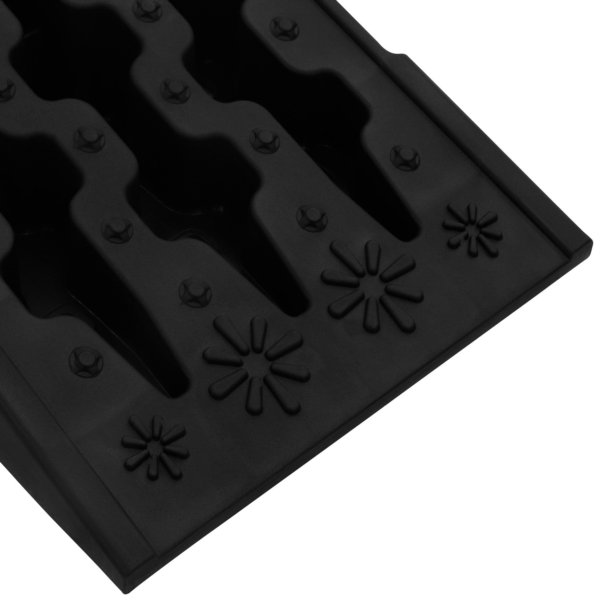 Eine schwarze Gummimatte mit strukturierten Mustern und Blumen.