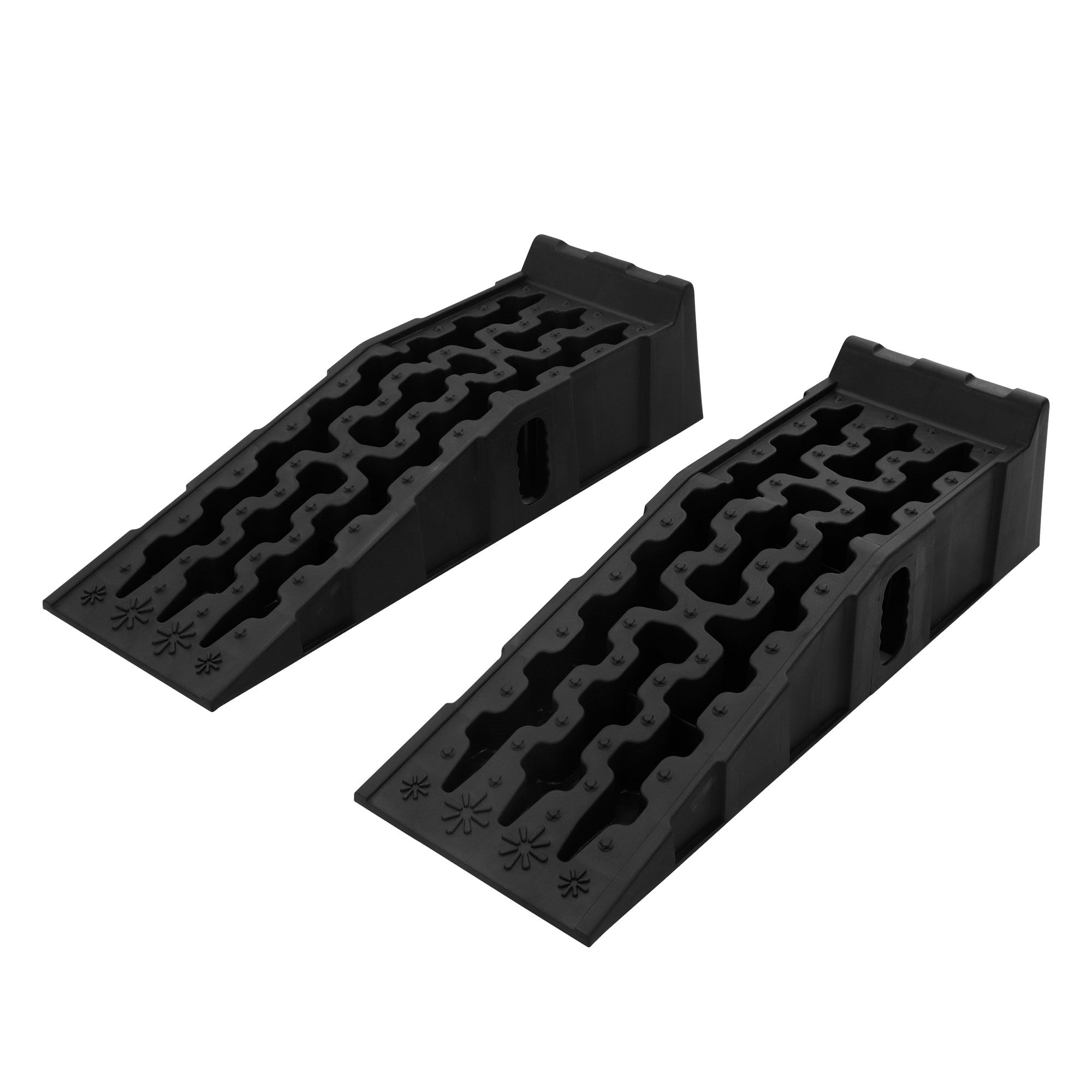 Zwei schwarze Rampen mit strukturierten Oberflächen.