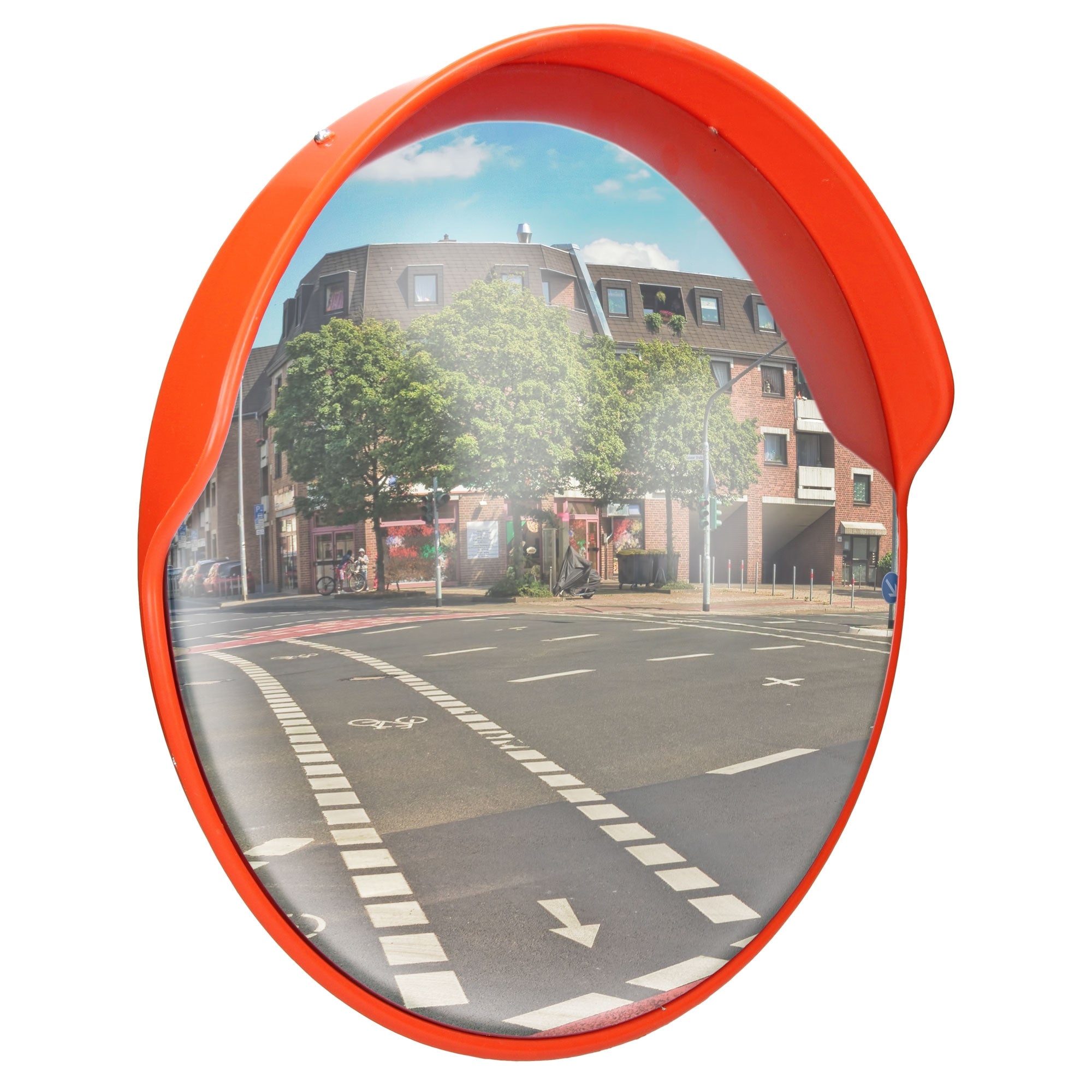Verkehrsspiegel an einer Kreuzung, zeigt Bäume und Gebäude im Hintergrund.