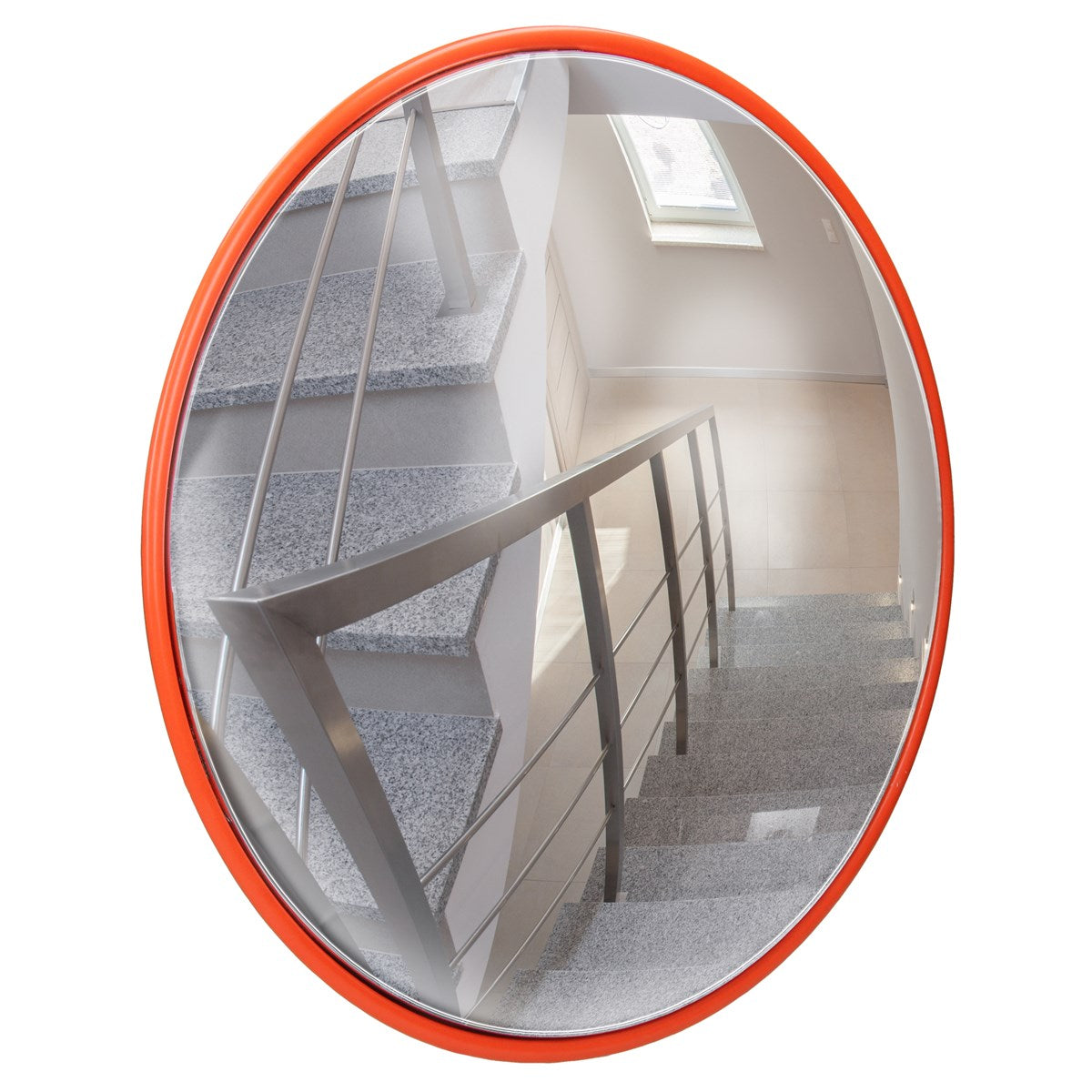 Runder Spiegel, der eine Treppe und ein Fenster reflektiert.