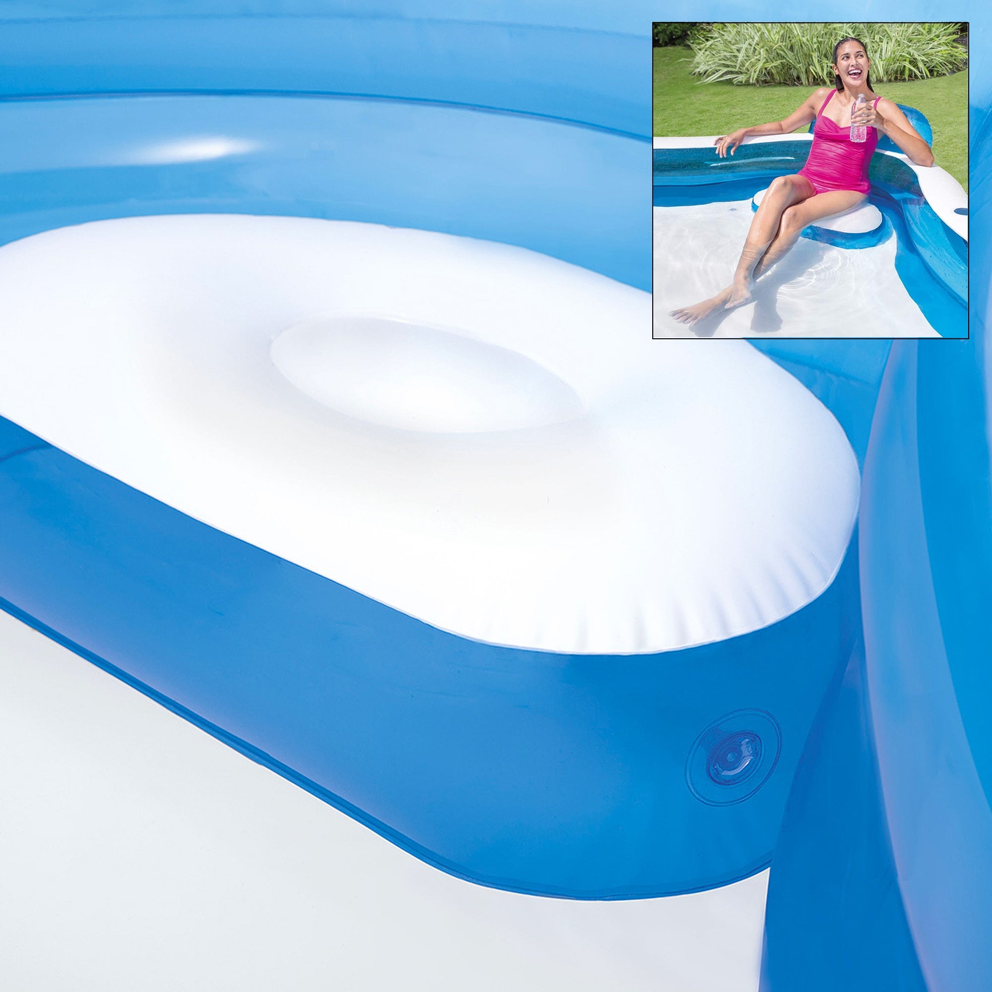 Lit gonflable dans l'eau avec une personne assise, détendue.