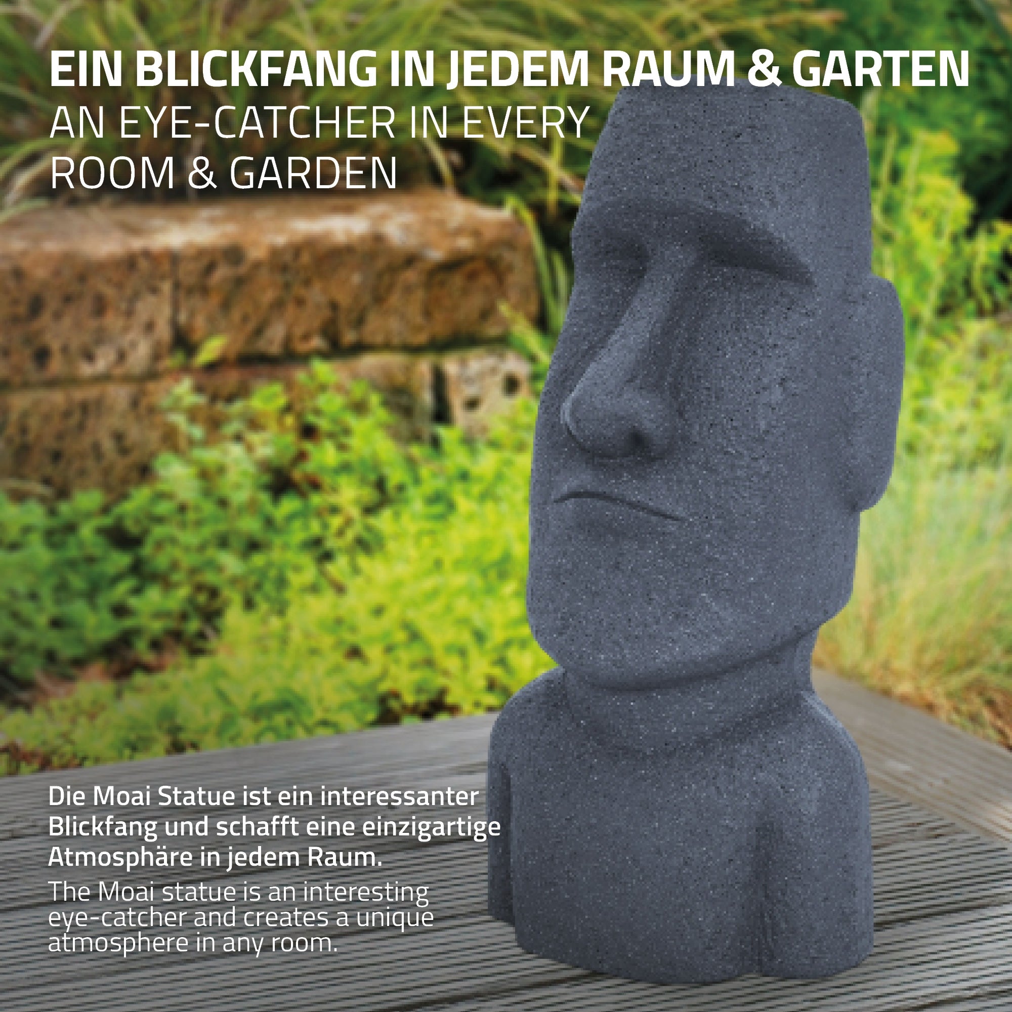 Moai Statue aus Stein, steht auf einem Holzuntergrund, umgeben von Pflanzen.