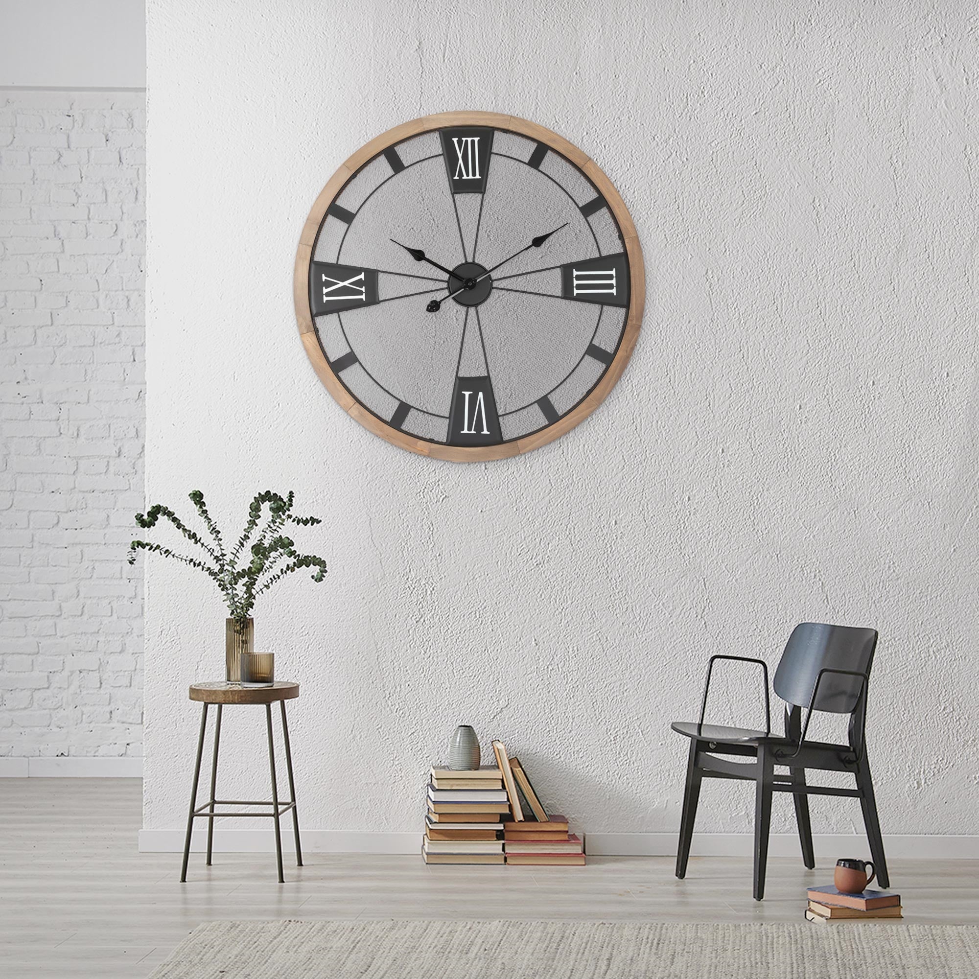 Wanduhr mit römischen Ziffern an einer weißen Wand.