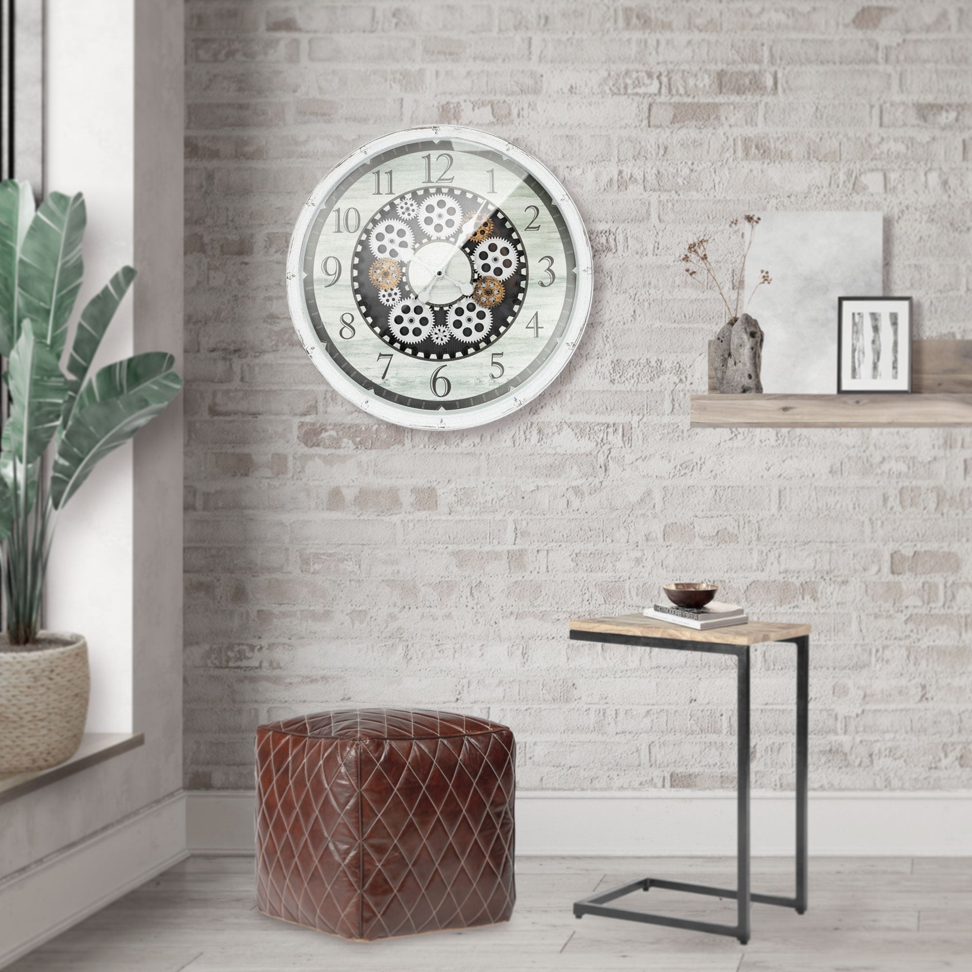 Reloj de pared con diferentes números y una esfera blanca en una pared de ladrillo.