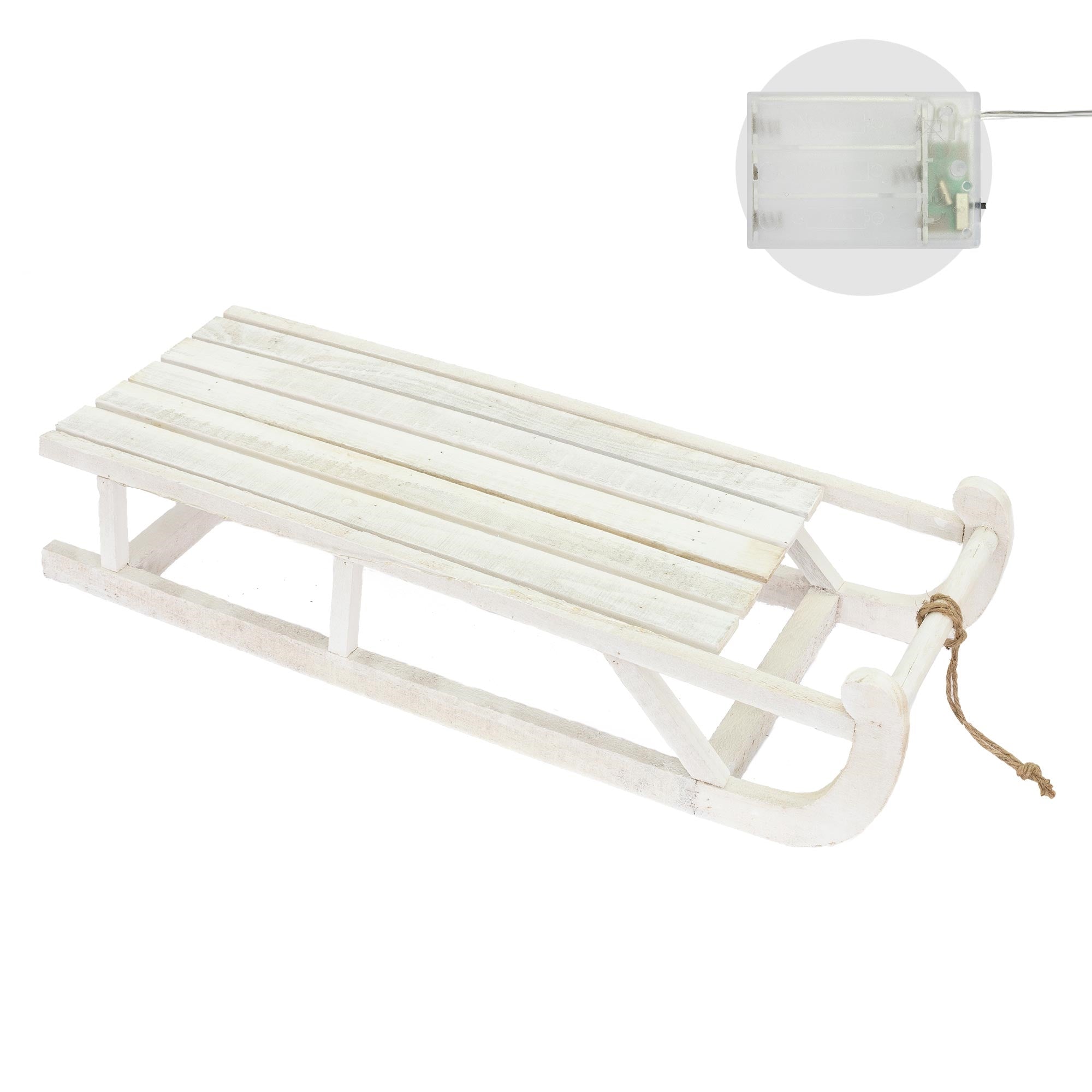 Luge blanche en bois avec corde, sur un fond clair.