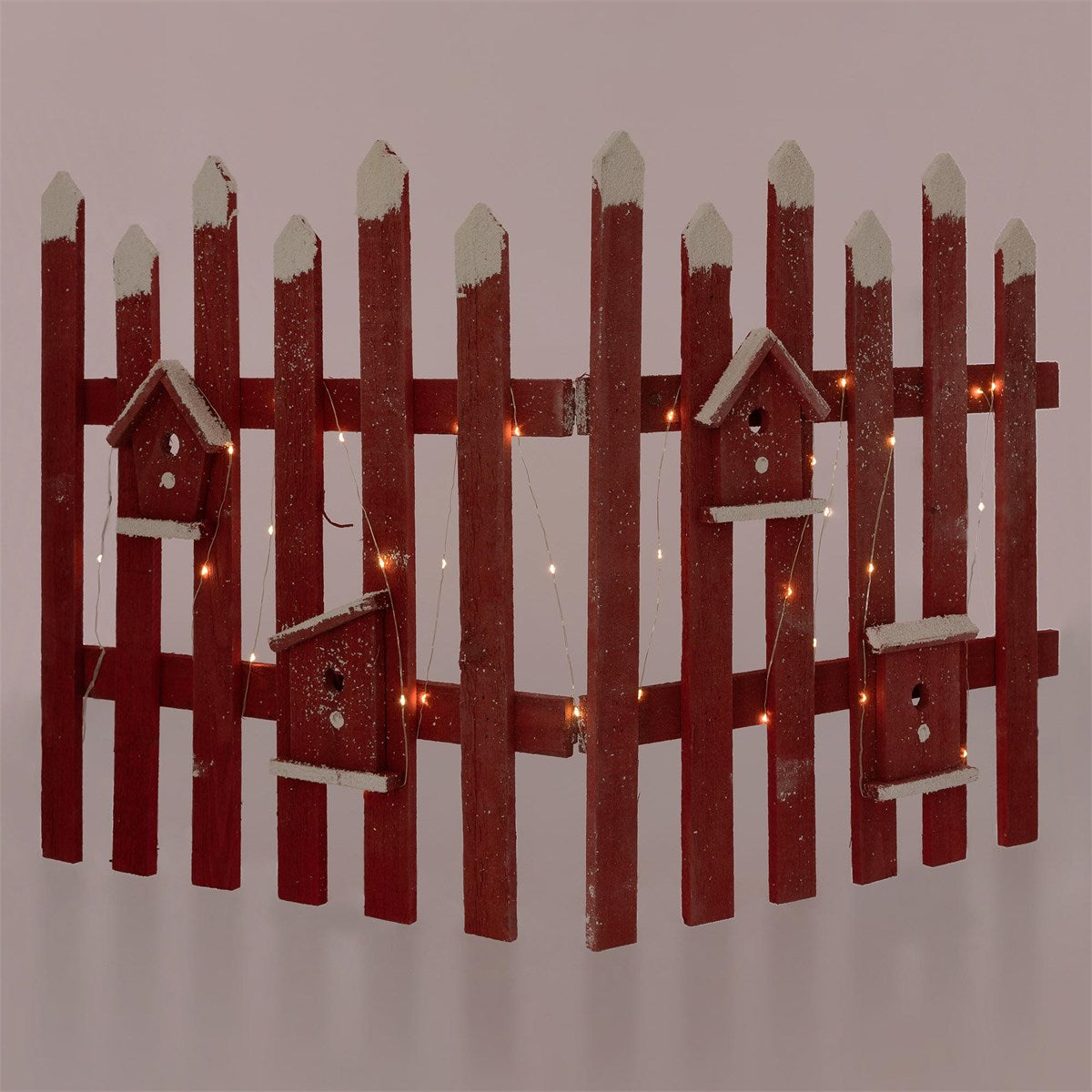Holzzaun in Rot mit Vogelhäusern und Lichtern, auf einem einfarbigen Hintergrund.
