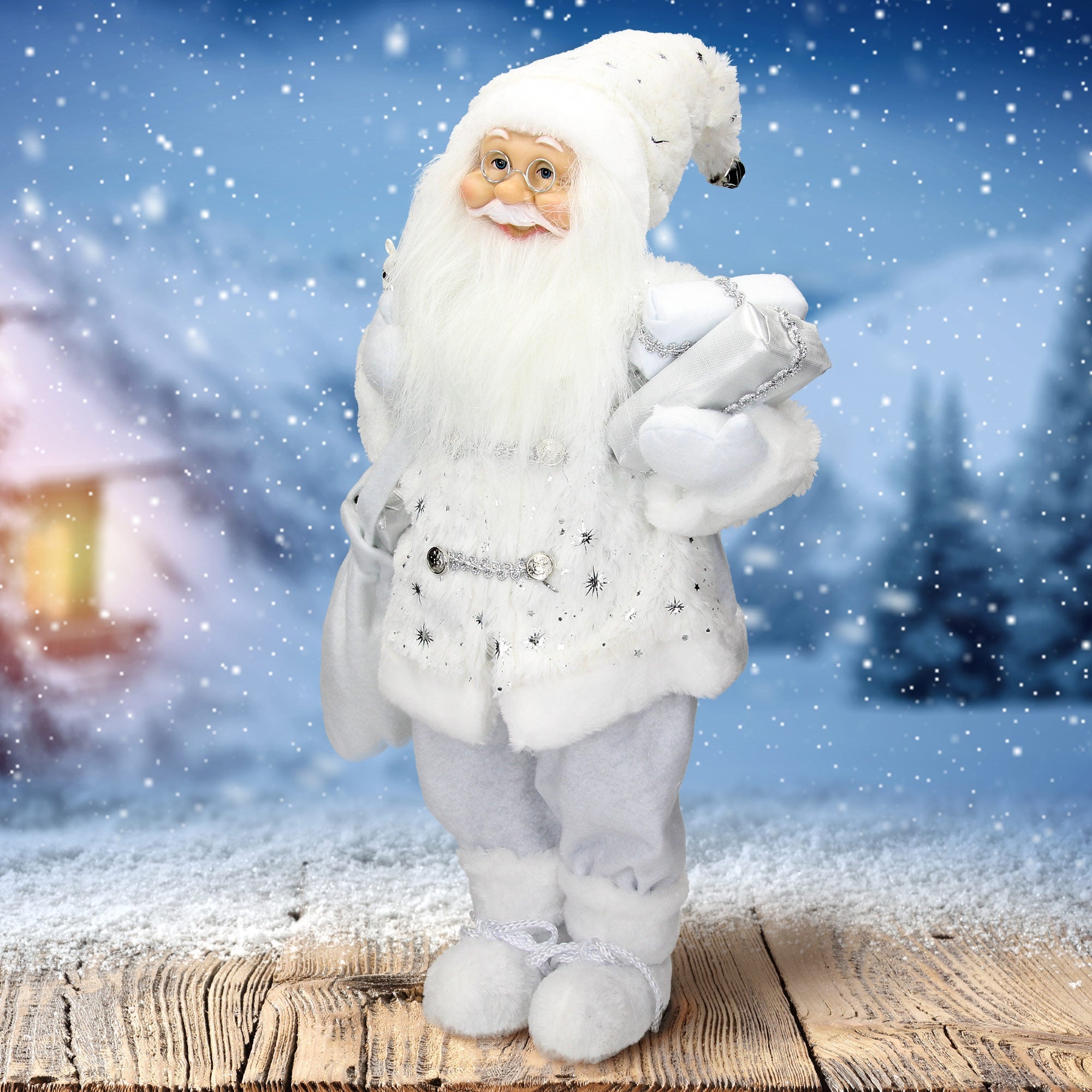Weihnachtsmann in weißem Anzug, stehend vor verschneiter Landschaft.