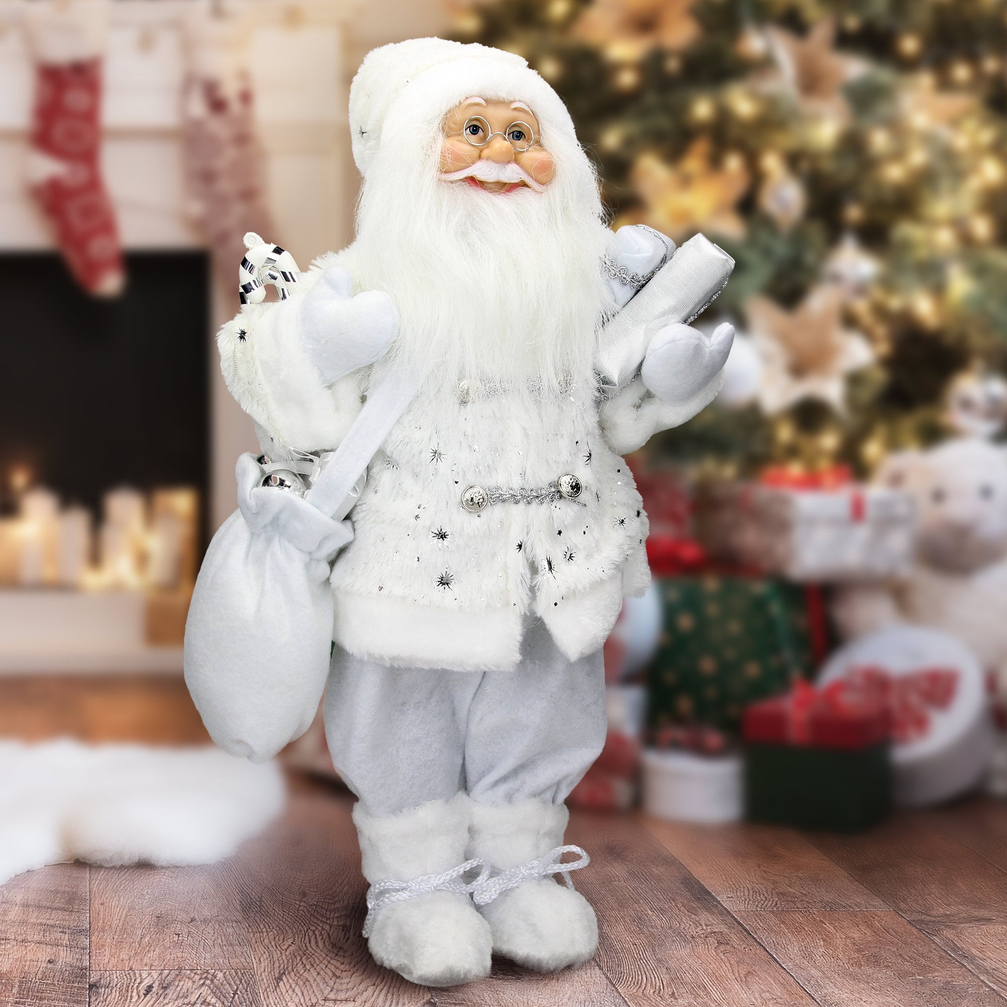Weihnachtsmann mit Geschenken vor einem Weihnachtsbaum.