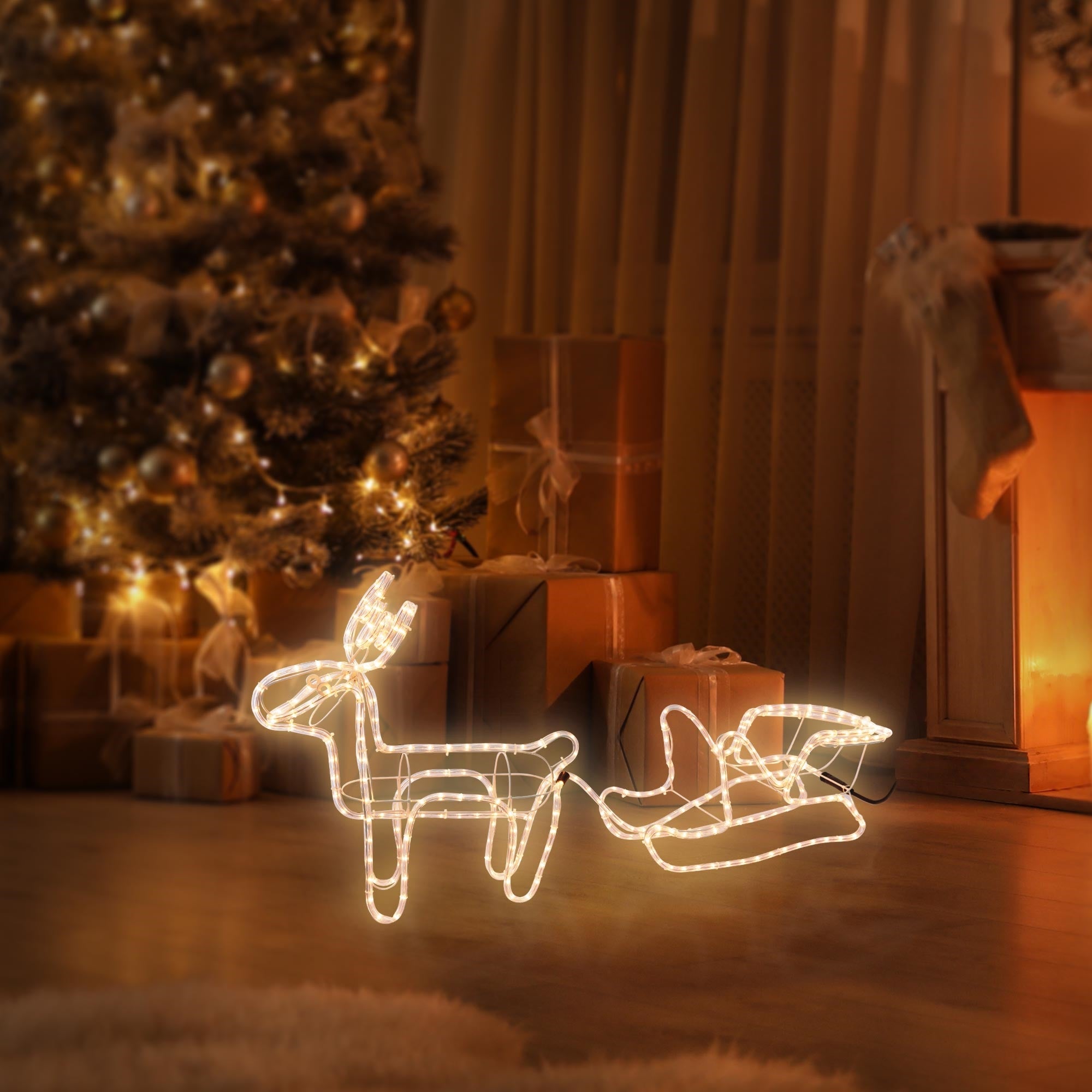 Verlicht rendier en slee voor een kerstboom.
