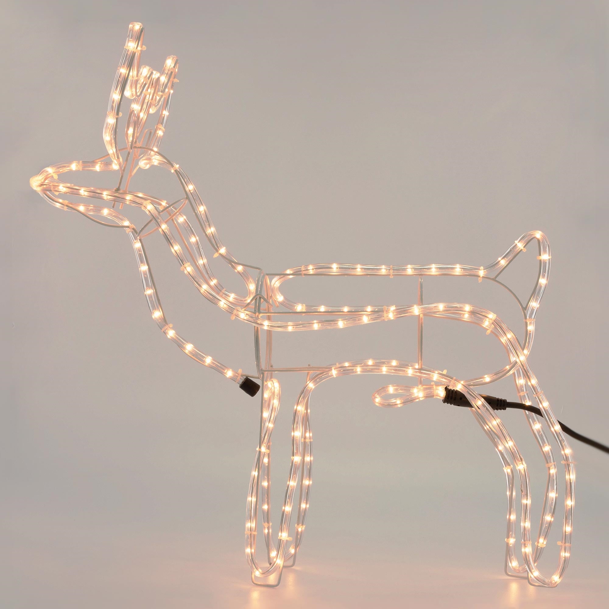 Beleuchtete Lichtfigur eines Rehs in warmem Licht.