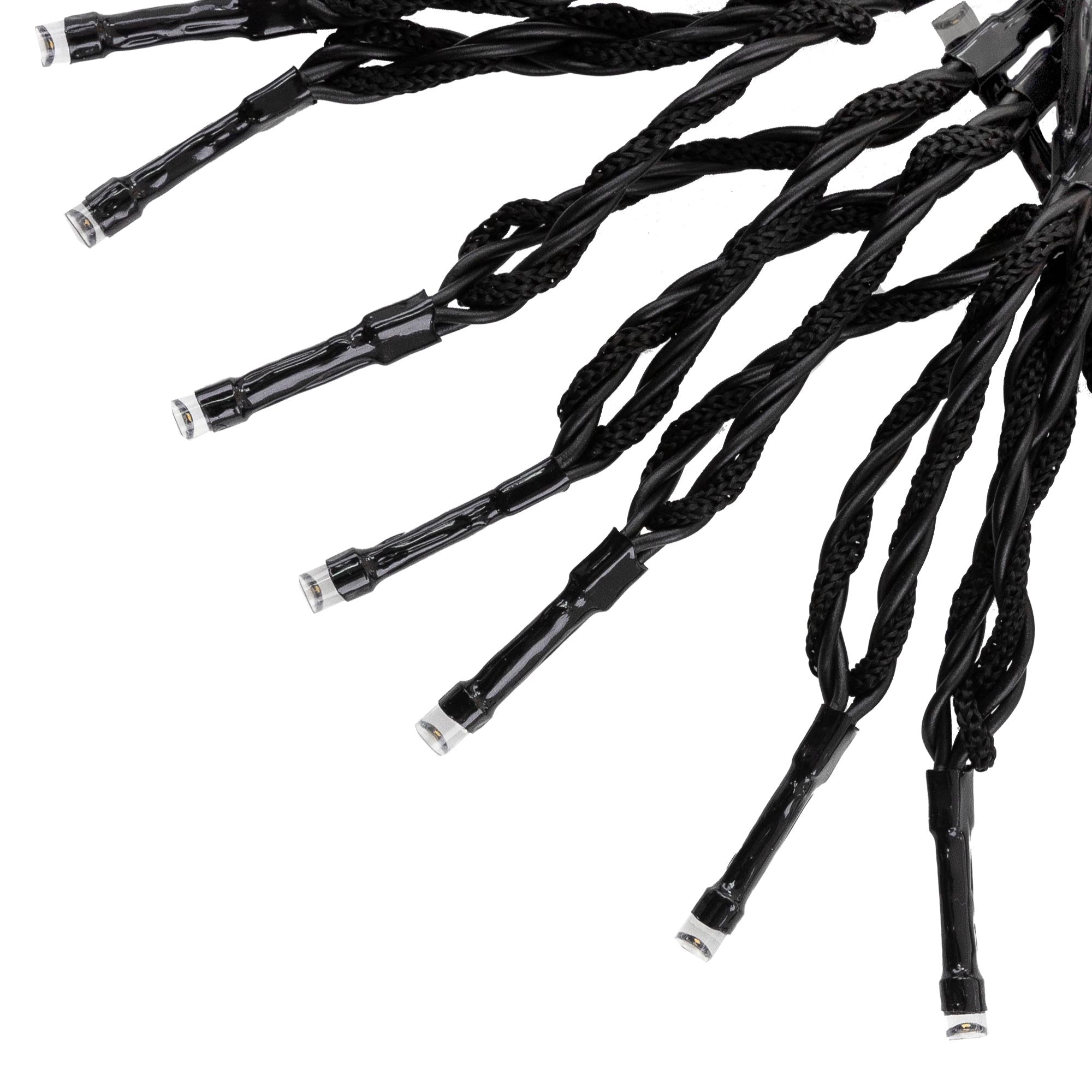 Nahaufnahme von mehreren Lichtern an einem schwarzen Kabel, die glänzend sind.