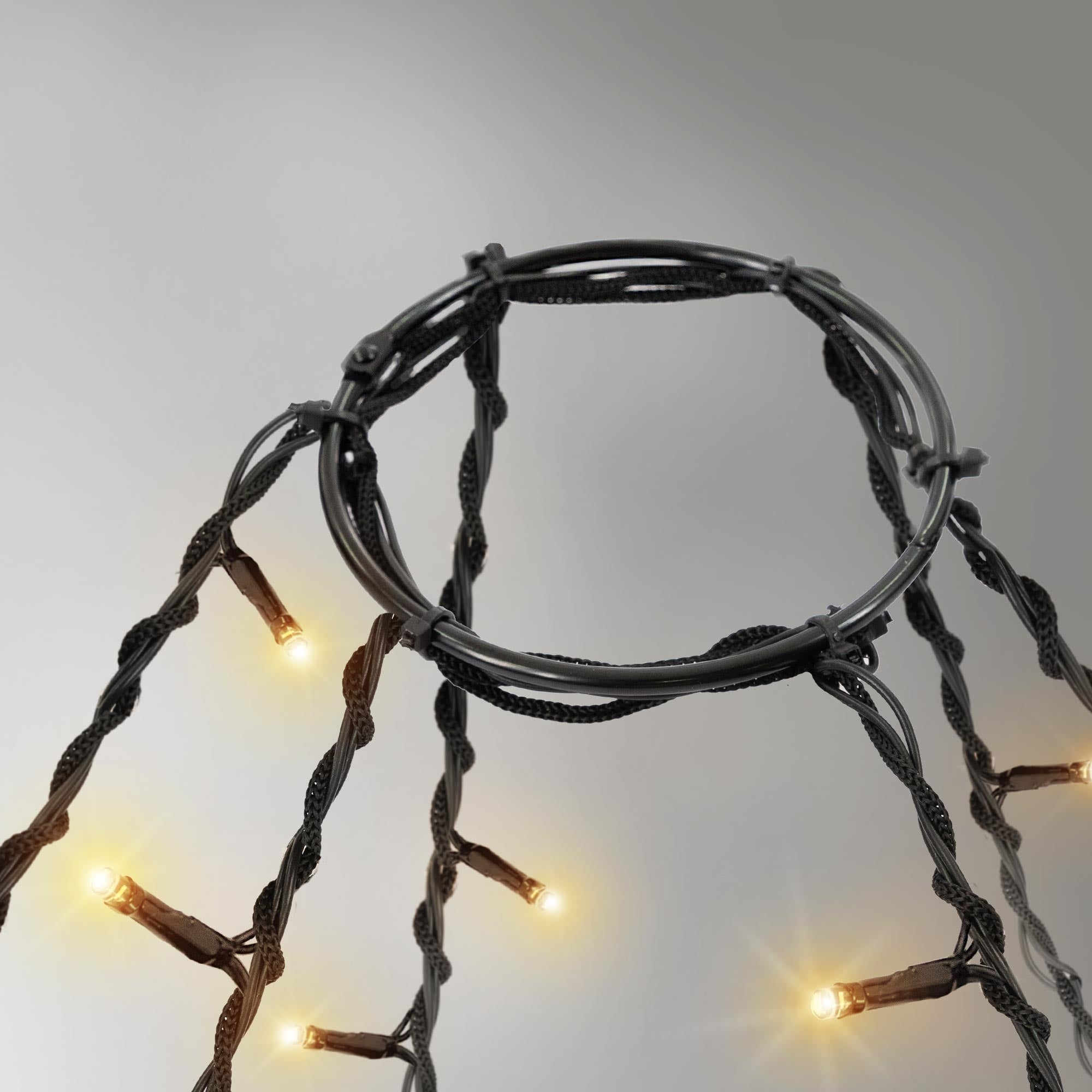 Draht mit Lichtern, die an einem Ring befestigt sind.