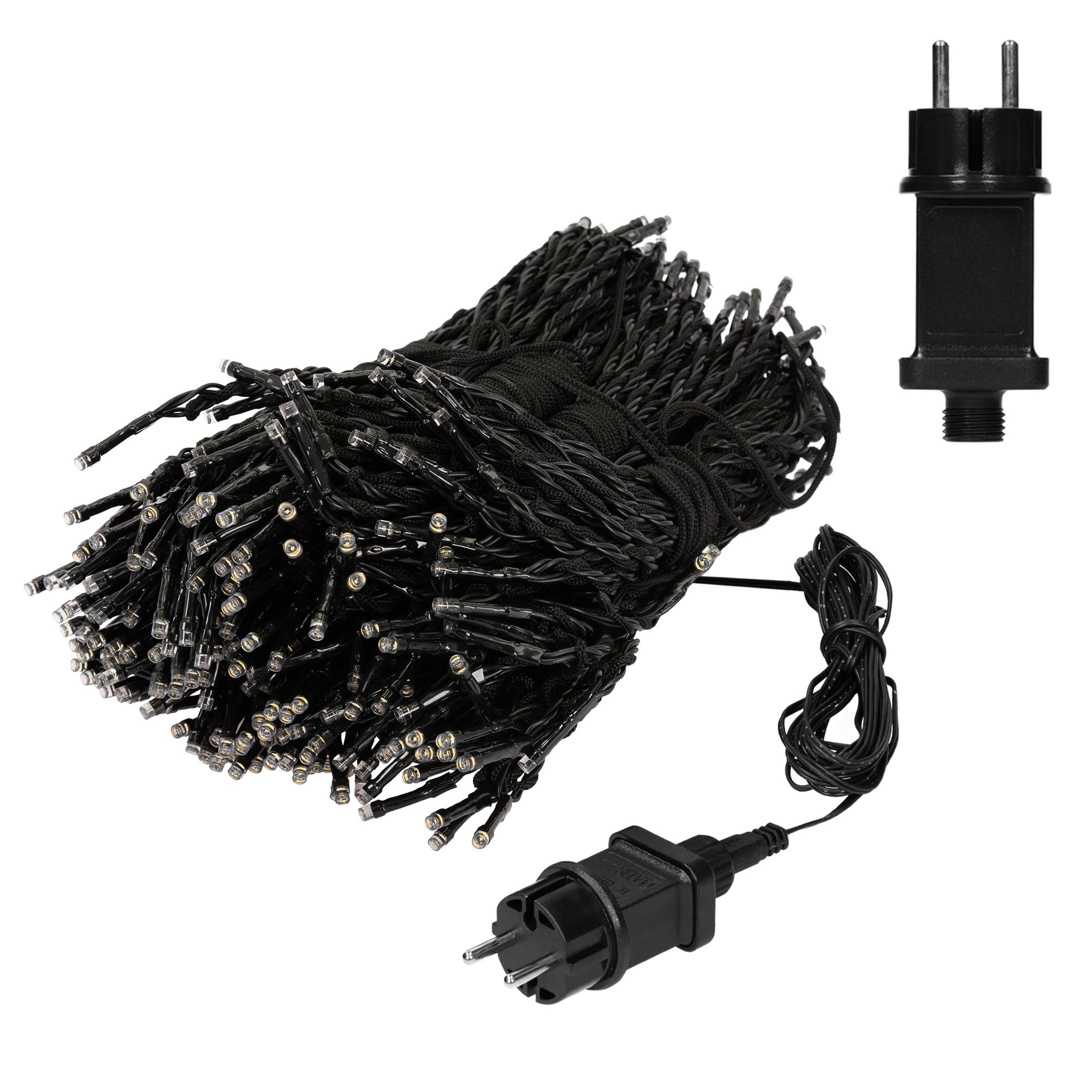 Ein Haufen von Lichterketten mit Stecker und Adapter.