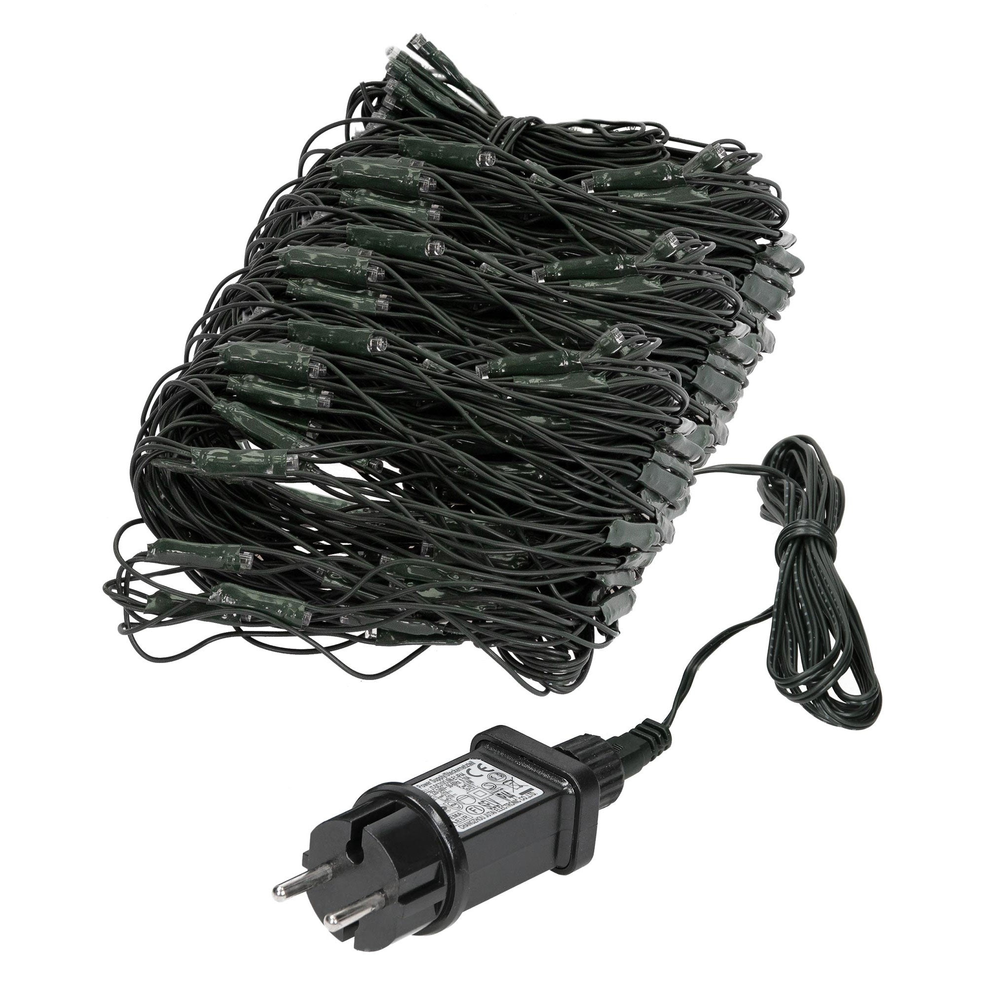 Lichterkette mit vielen Lichtern, Kabel und Stecker, auf schwarzem Hintergrund.
