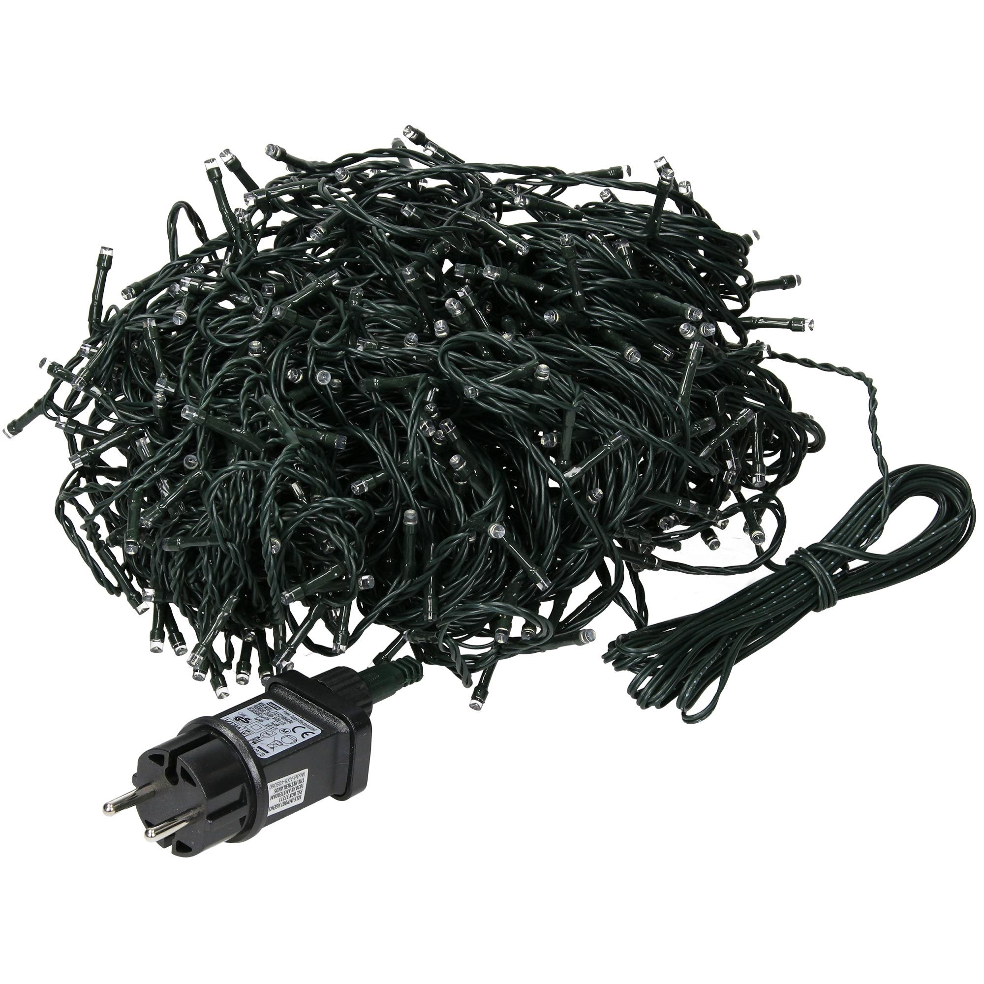 Ein Haufen von Lichterketten mit Stecker und Kabel.