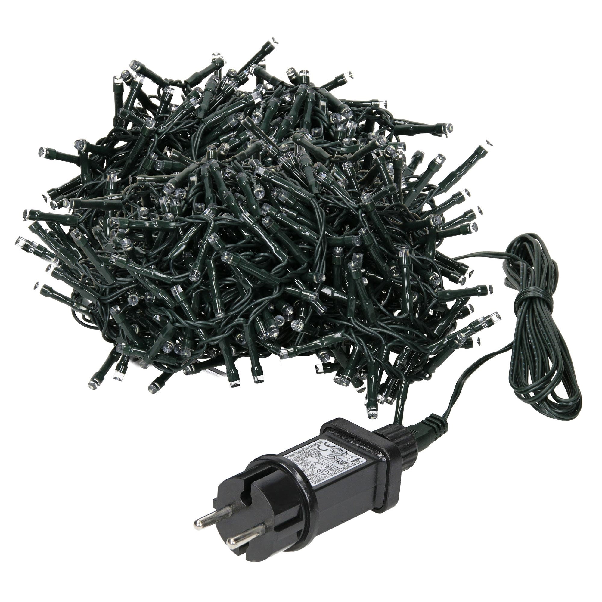 Ein Haufen von grünen Lichtern mit einem Stecker und vielen Kabeln.