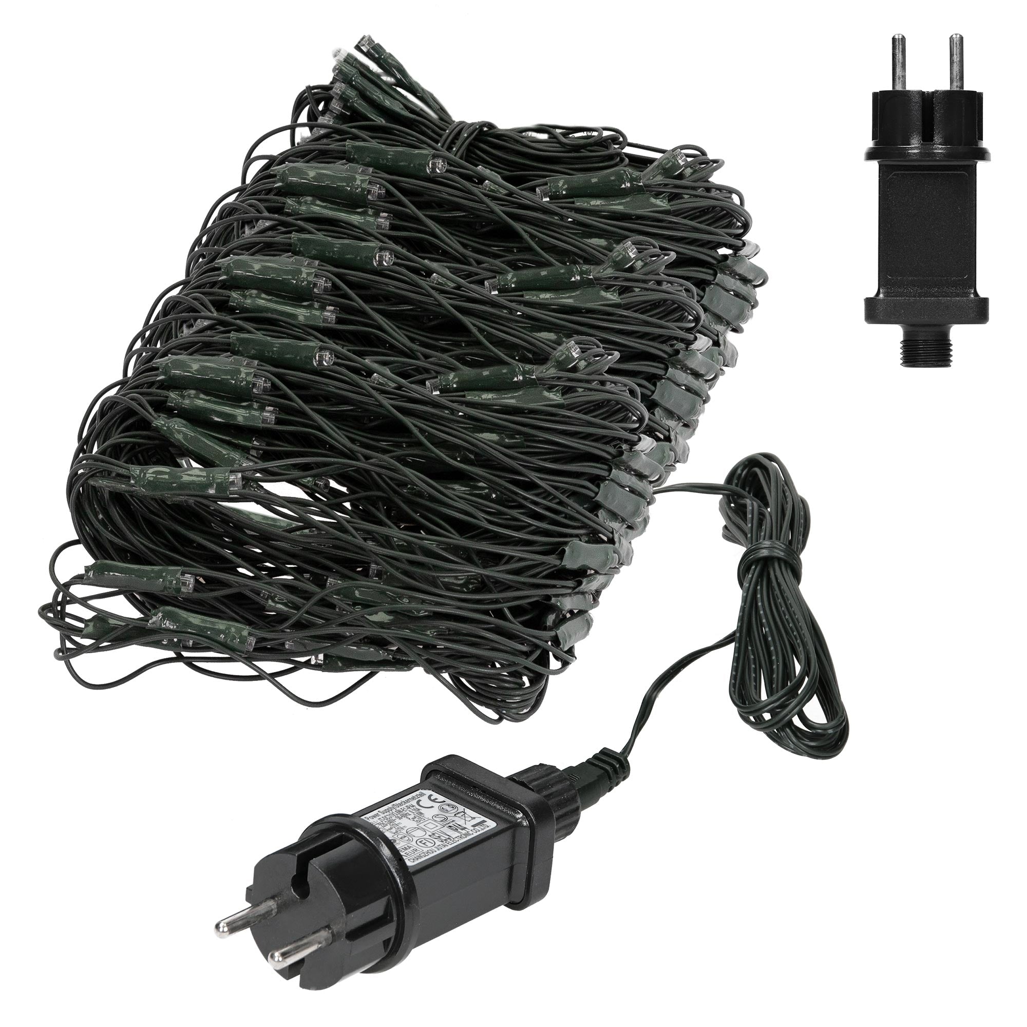 Lichterkette mit vielen Lichtern und einem Stecker.