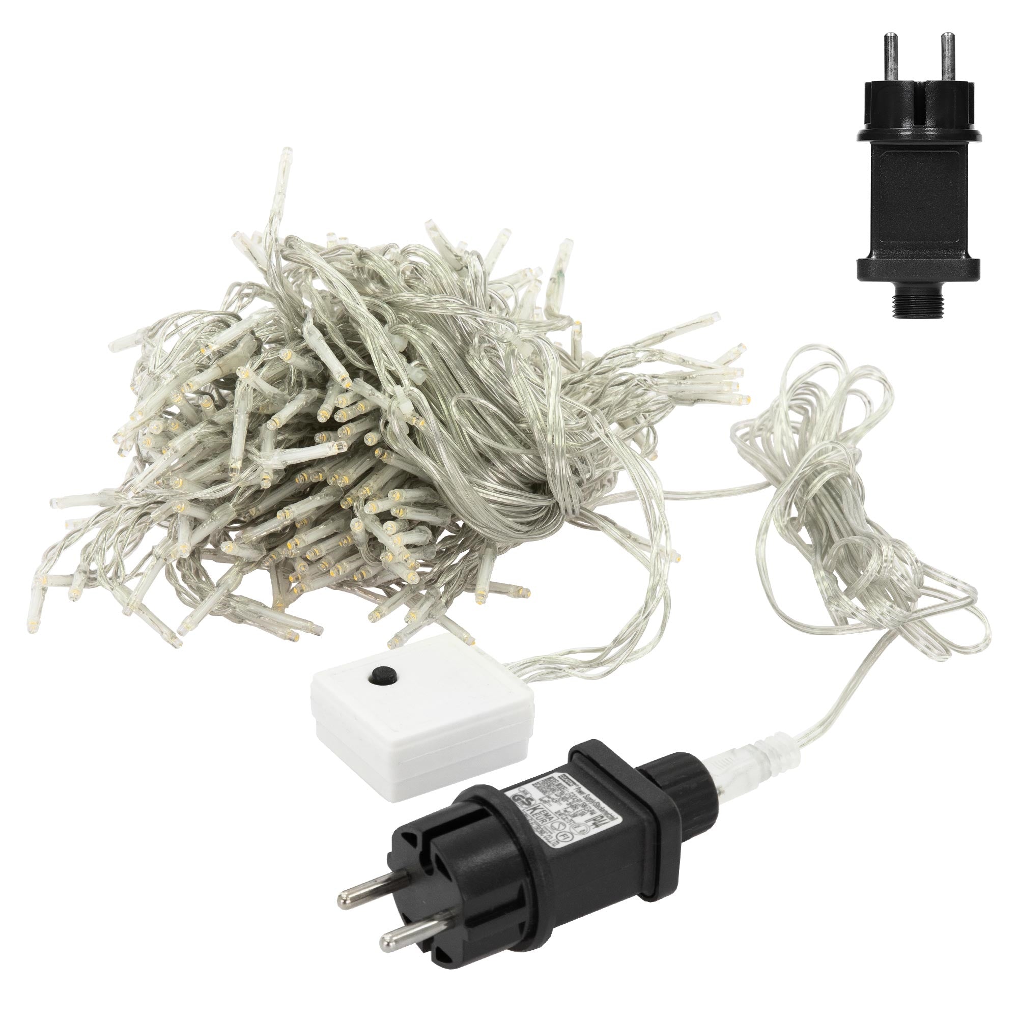 Ein Haufen von Lichterketten mit Stecker und Steuerungseinheit.