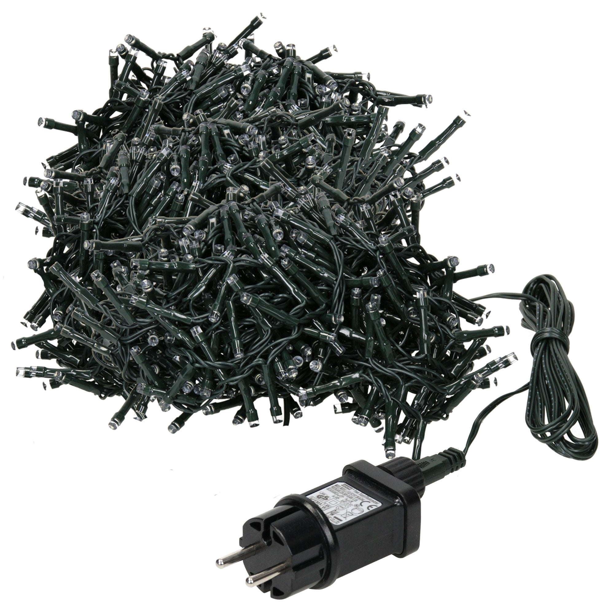 Ein Haufen von Lichtern mit einem Stecker, alles in grünem Kabel.
