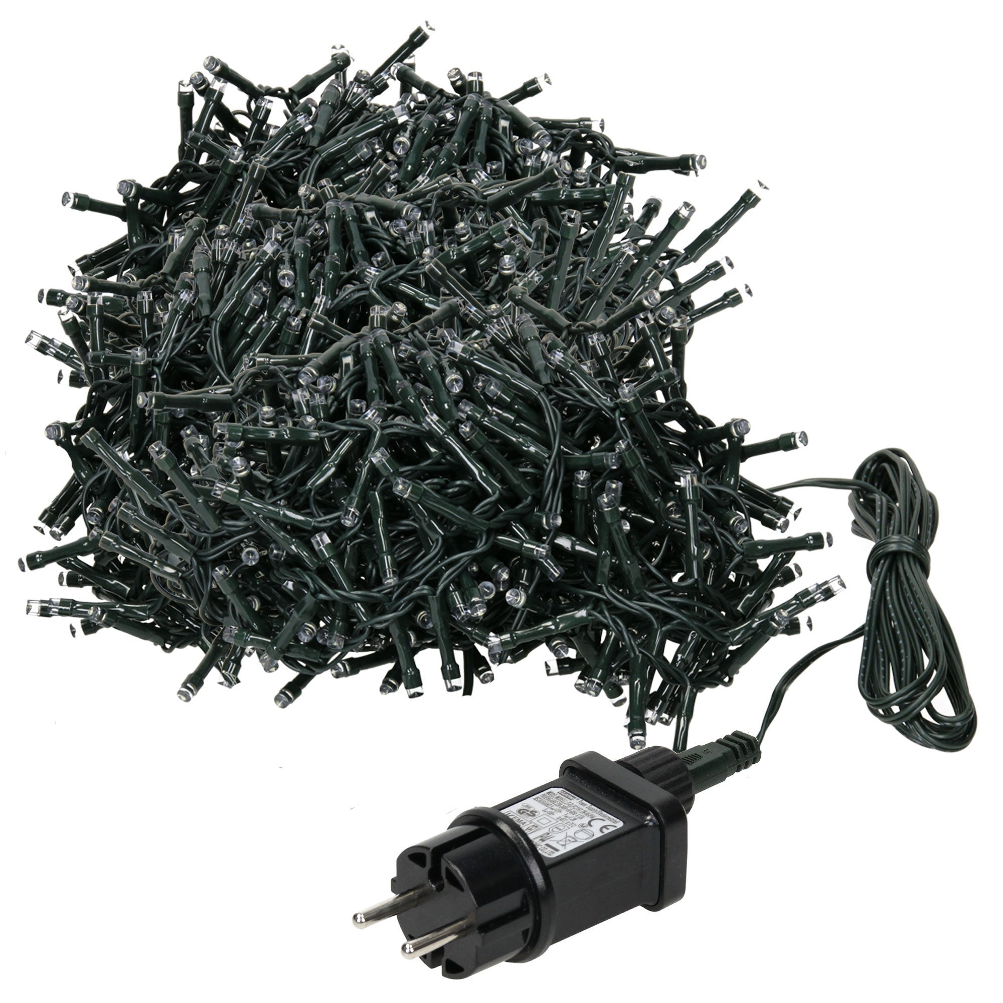 Ein Haufen von grünen Lichtern mit Stecker, unordentlich auf einem Tisch.