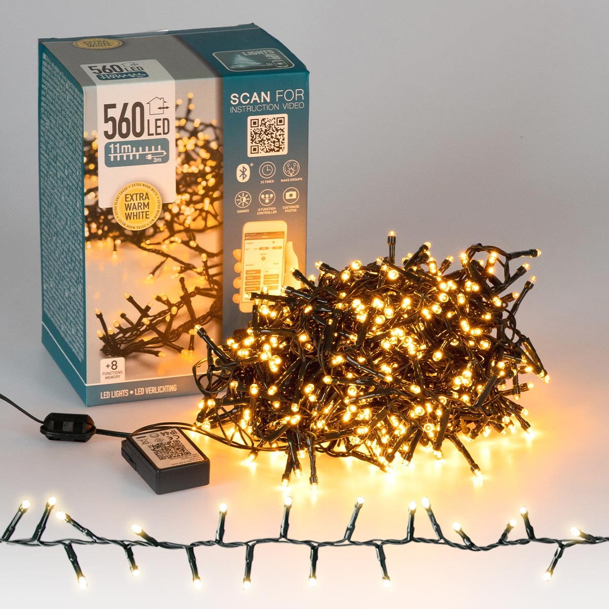 Un șir luminos cu 560 de LED-uri alb cald, ambalat într-o cutie.
