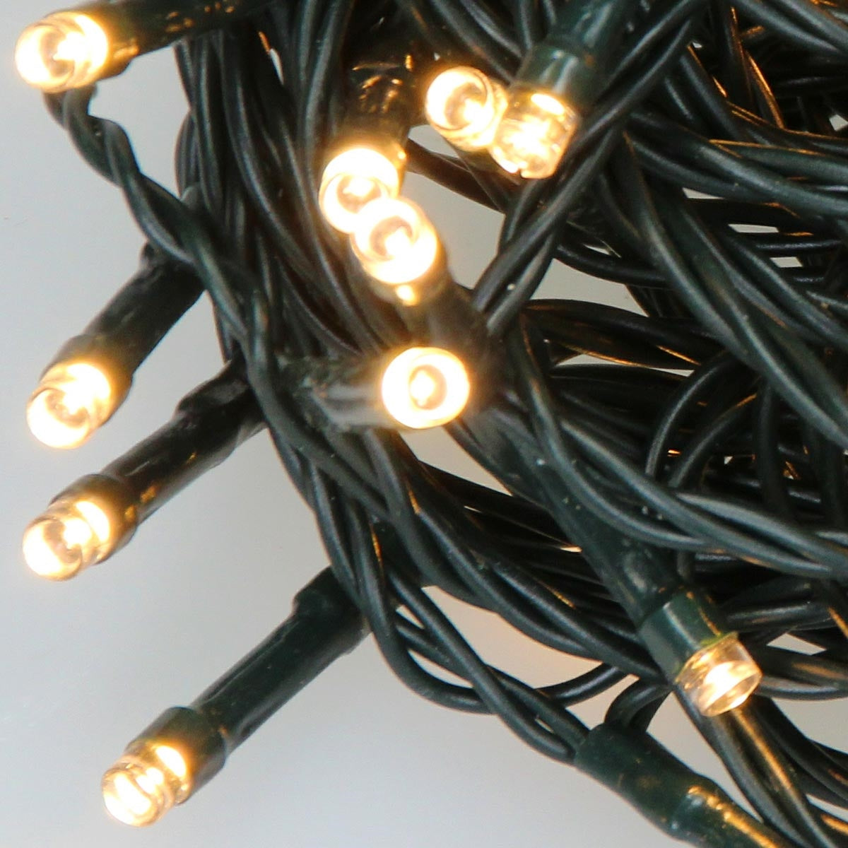 Nahaufnahme von leuchtenden LED-Lichtern, die in einem Kabel verwickelt sind.