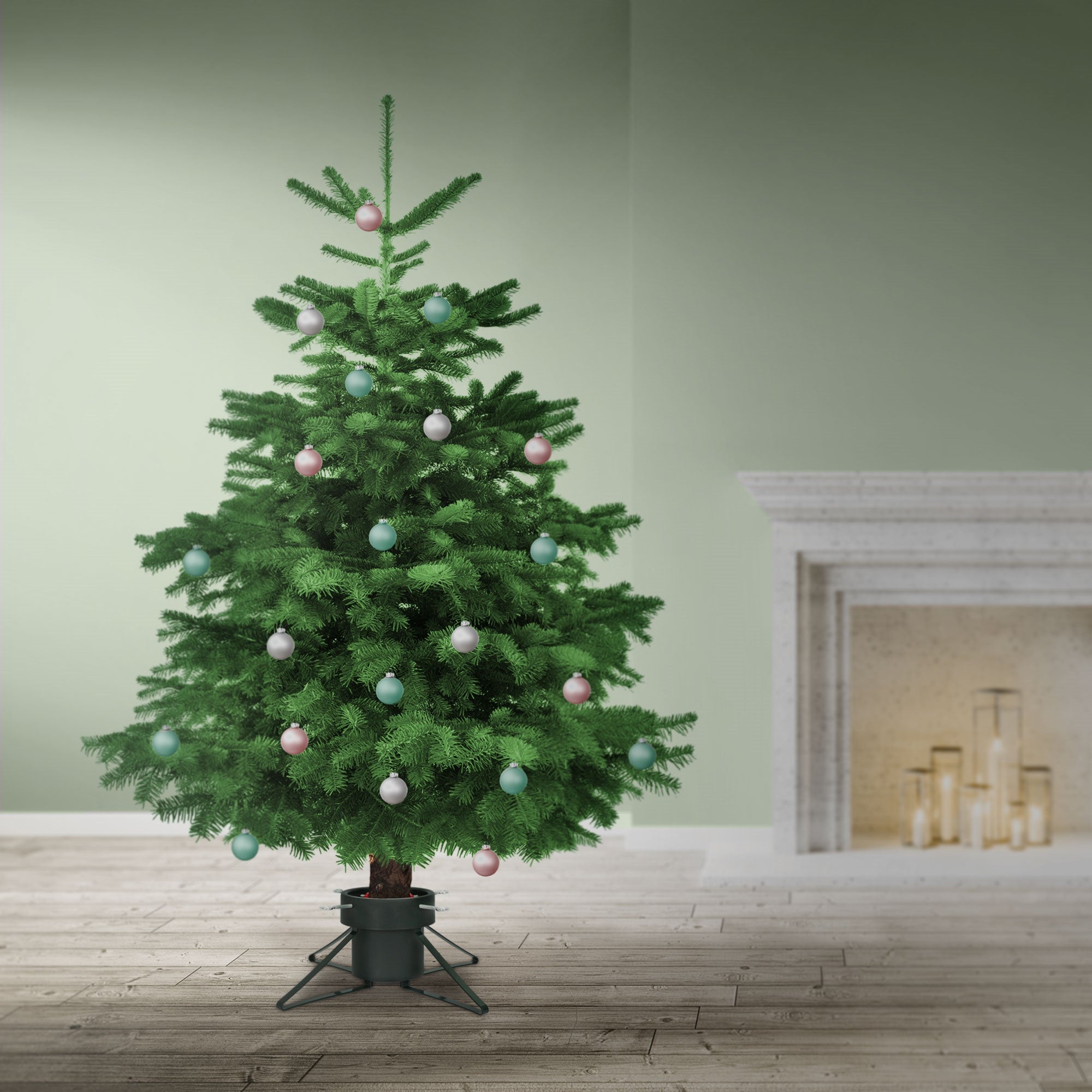 Weihnachtsbaum mit bunten Kugeln vor einem Kamin.